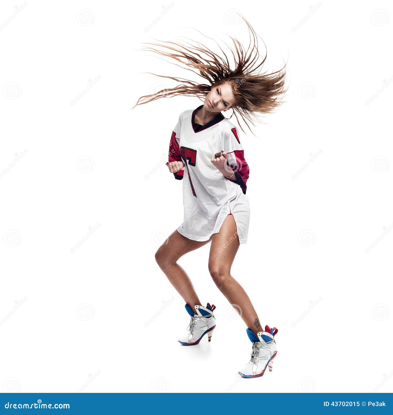 Flickahip-hop dansare. Ung caucasian höft-flygtur dansarekvinna som visar några flyttningar