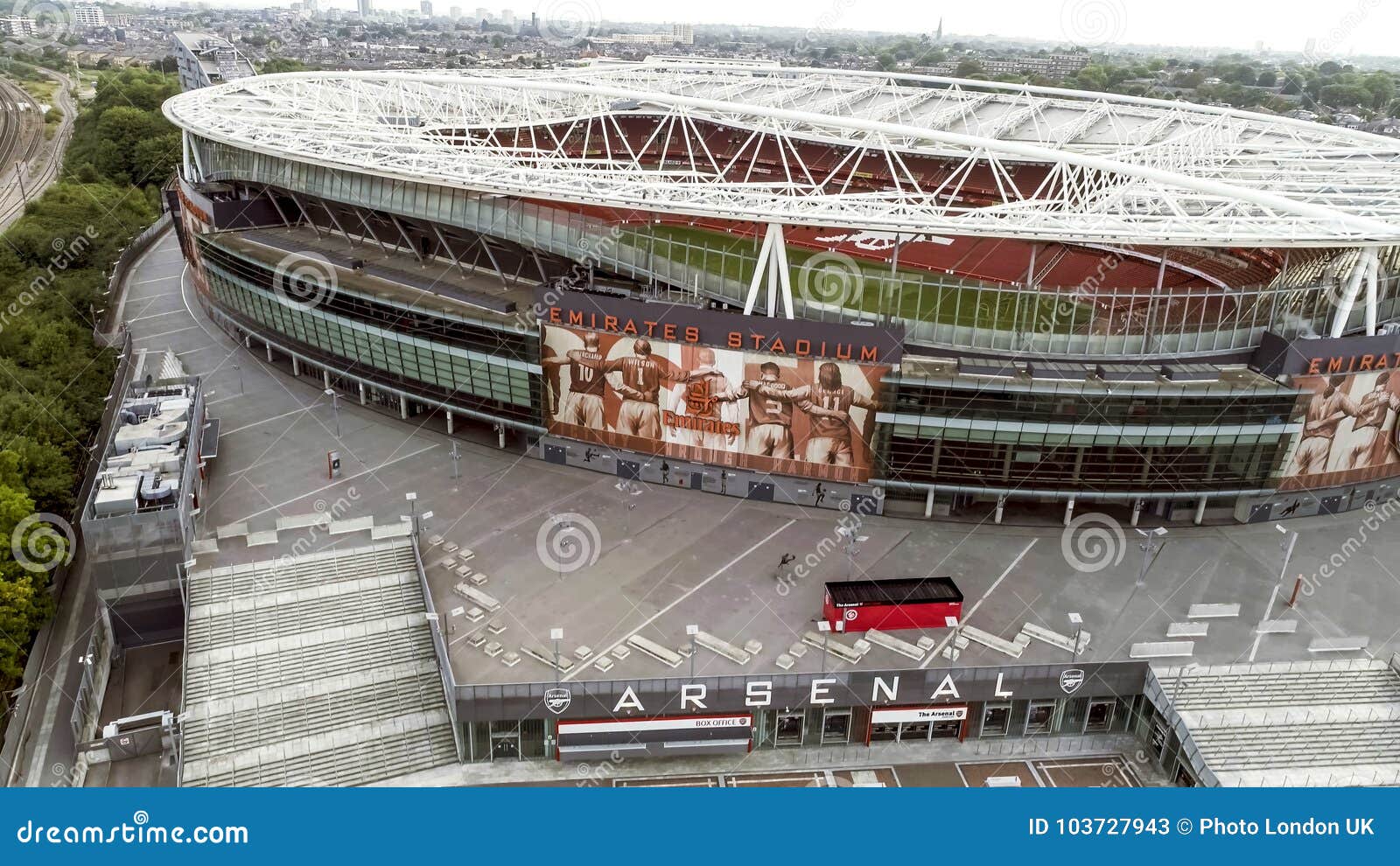 Fliegen Durch Vogelperspektive Ikonenhaftes Arsenal Emirates Stadium In London Redaktionelles Stockfoto Bild Von Draussen Zeichen 103727943
