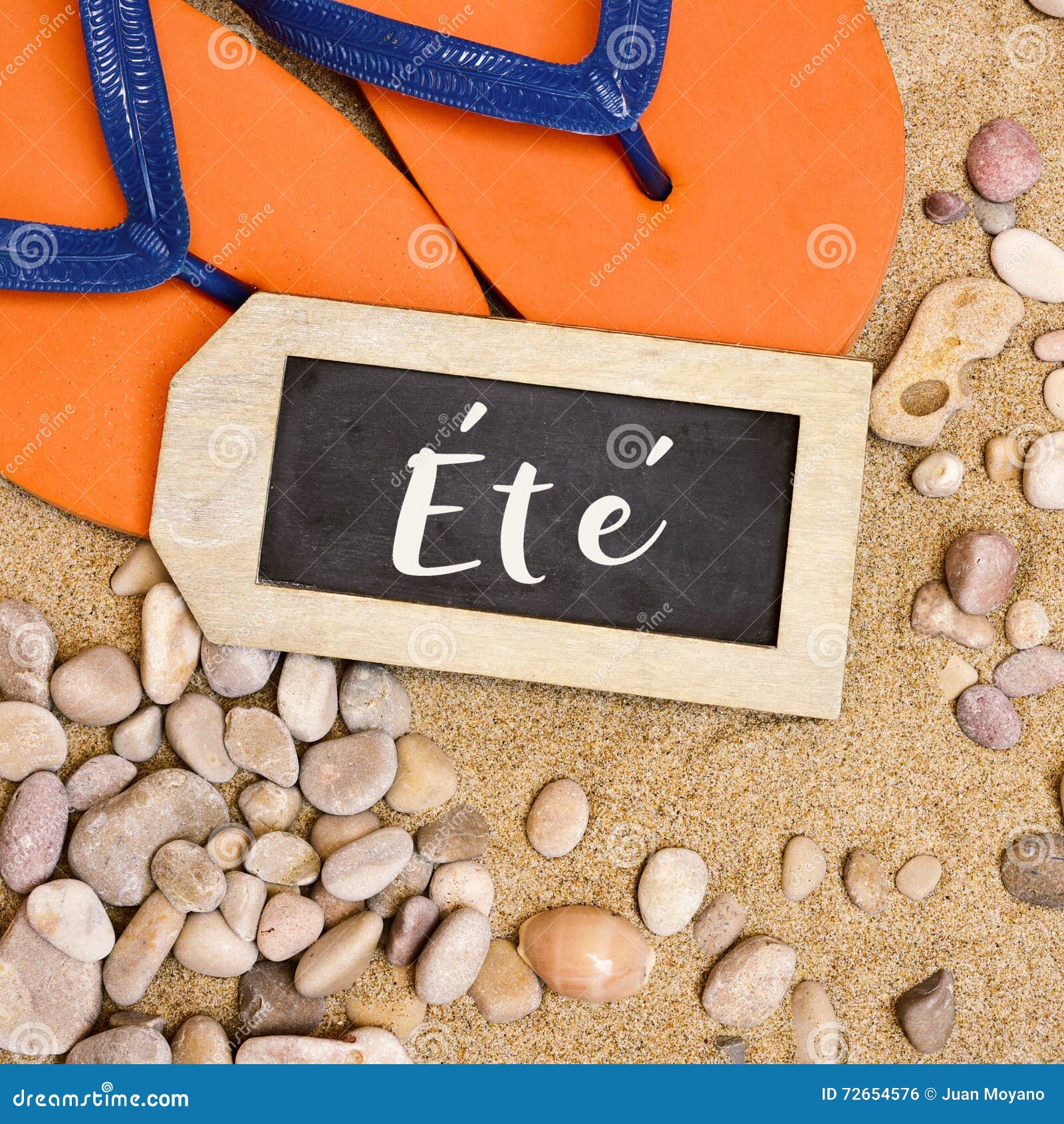 flip-flops on the sand and word ete, summer in french