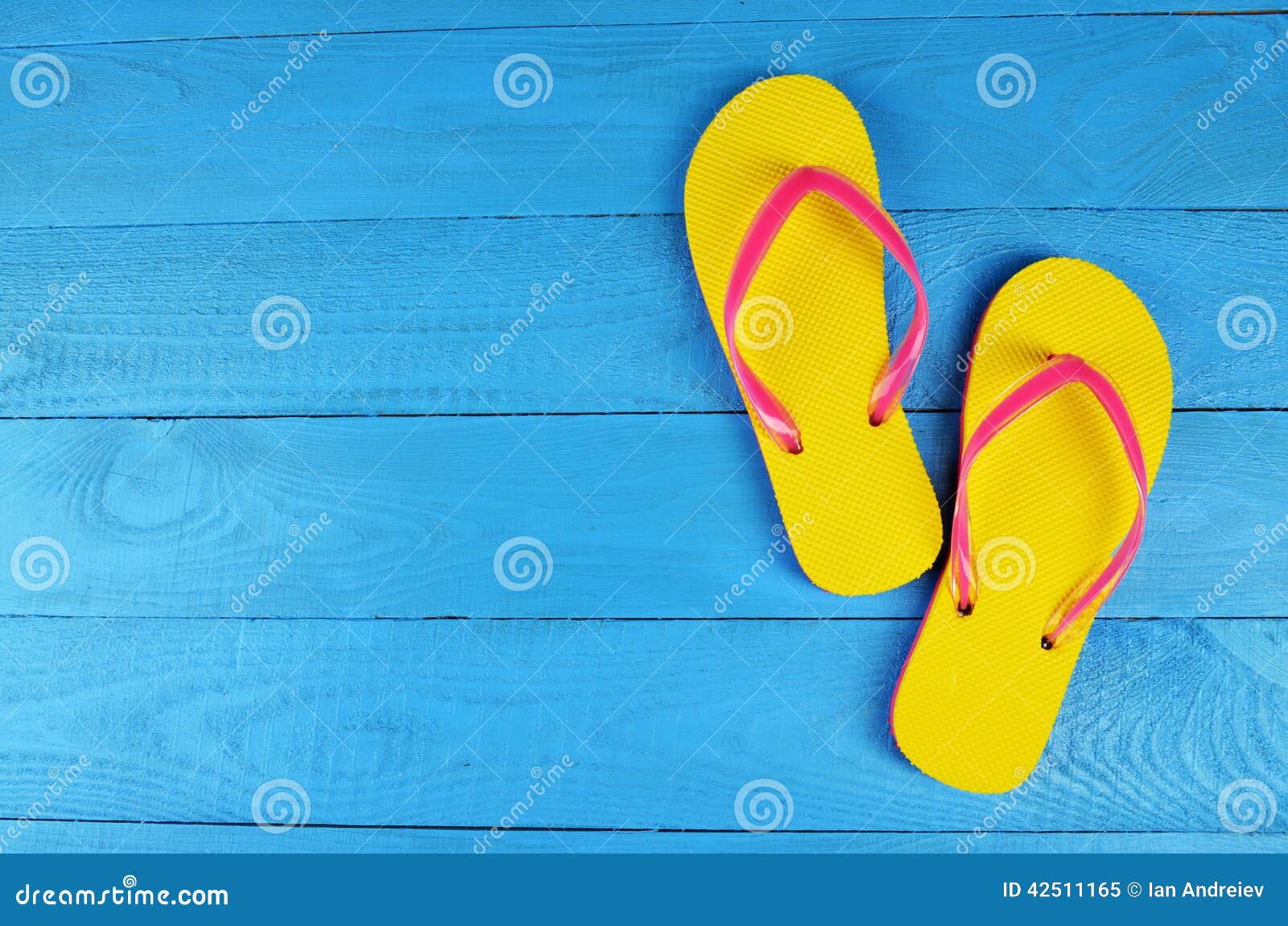 Flip Flops Yellow Su Fondo Di Legno Blu Immagine Stock - Immagine di ...