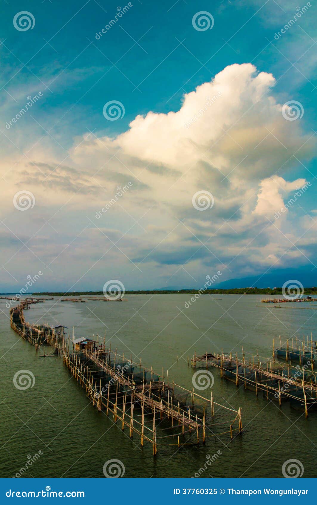 https://thumbs.dreamstime.com/z/floating-basket-enormous-clouds-fishing-thailand-37760325.jpg