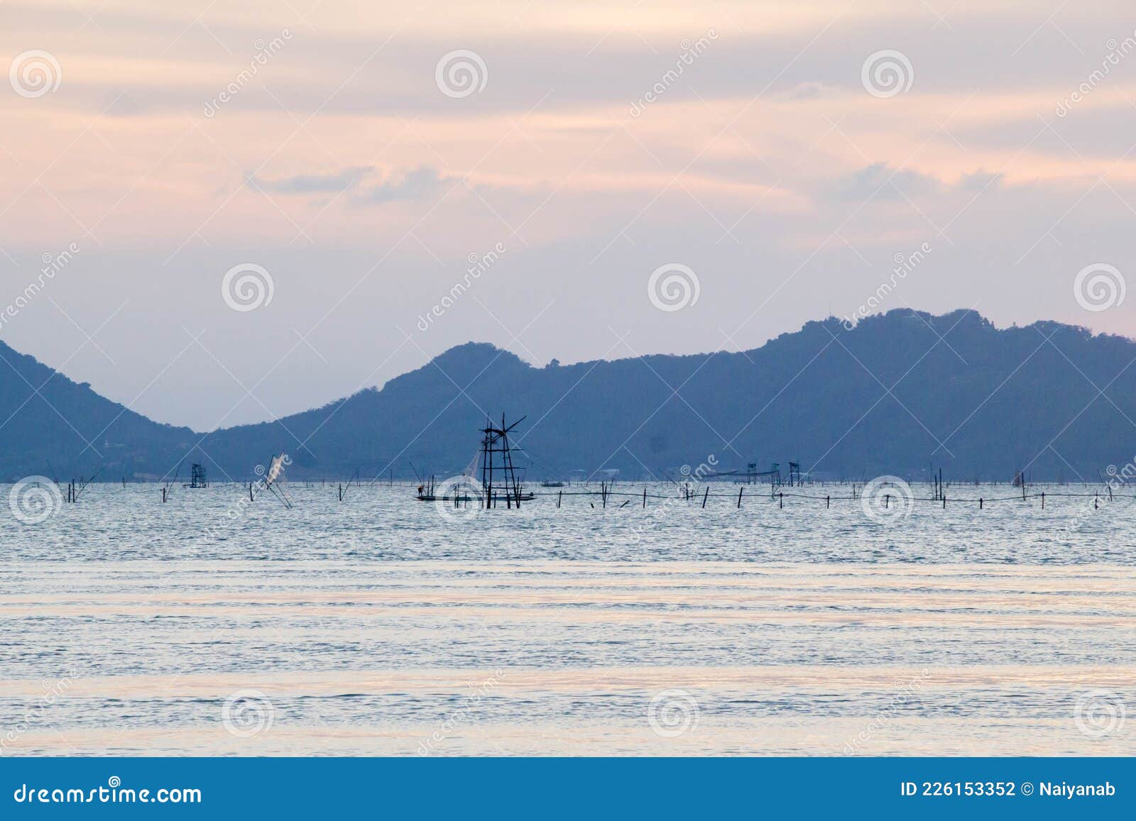 https://thumbs.dreamstime.com/z/floating-basket-sea-songkla-thailand-226153352.jpg