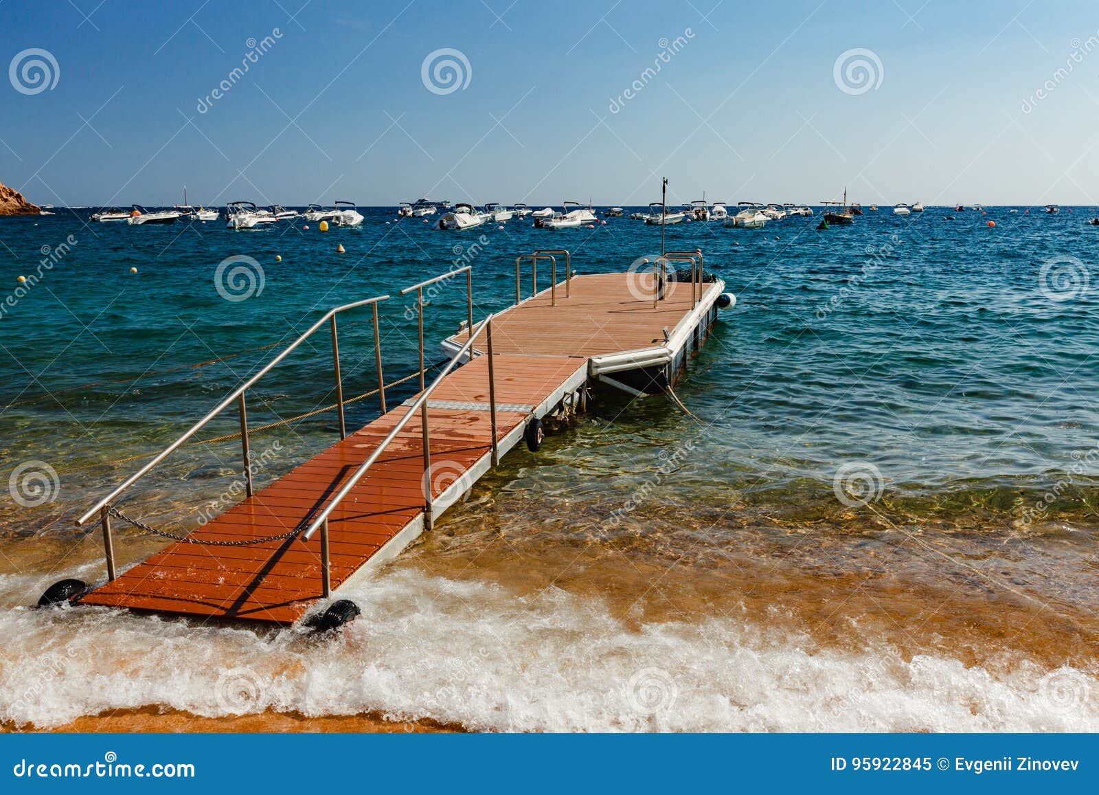 floating dock in tossa de mar