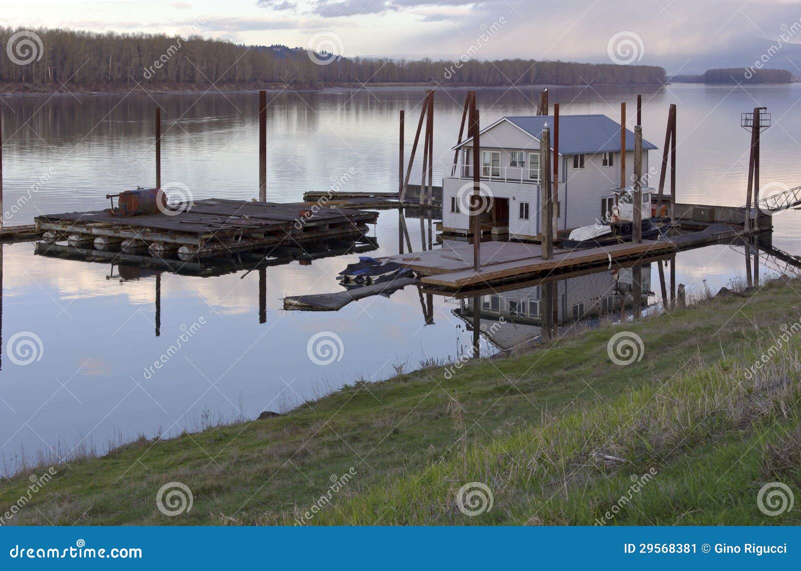 Floating House on the Columbia River. Stock Image Image of seaguls