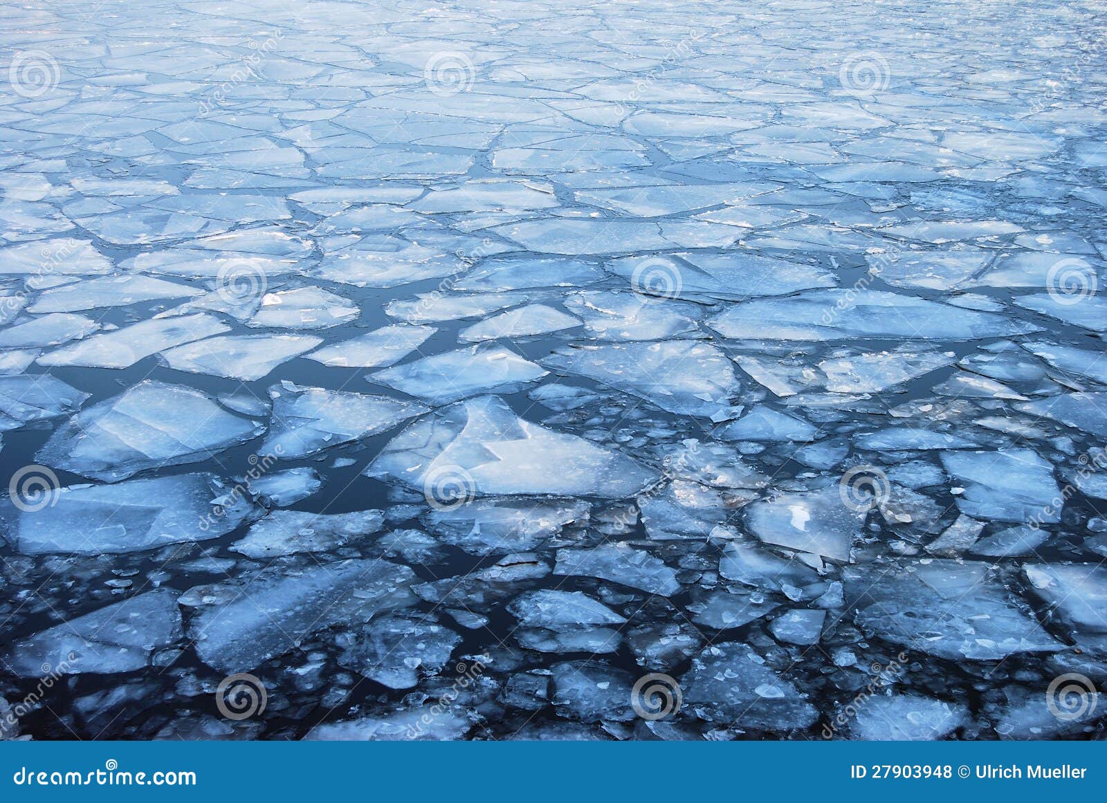 Почему лед плавает. Ледяные плиты. Трещина в воде. Ледяные плиты на реке. Льдина с трещинами.
