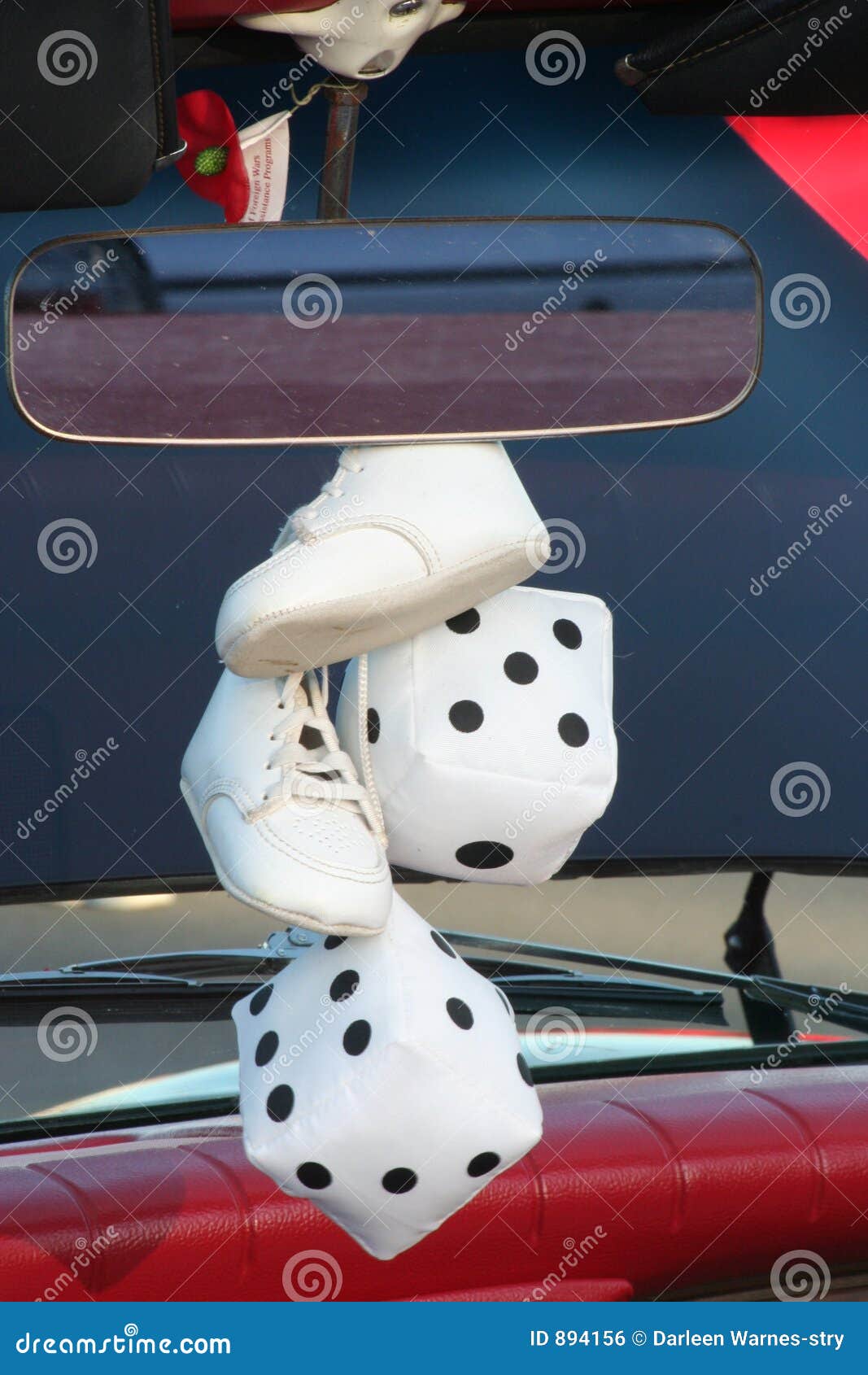 Flockige Würfel- U. Babyschuhe Stockfoto - Bild von automobil, fenster:  894156