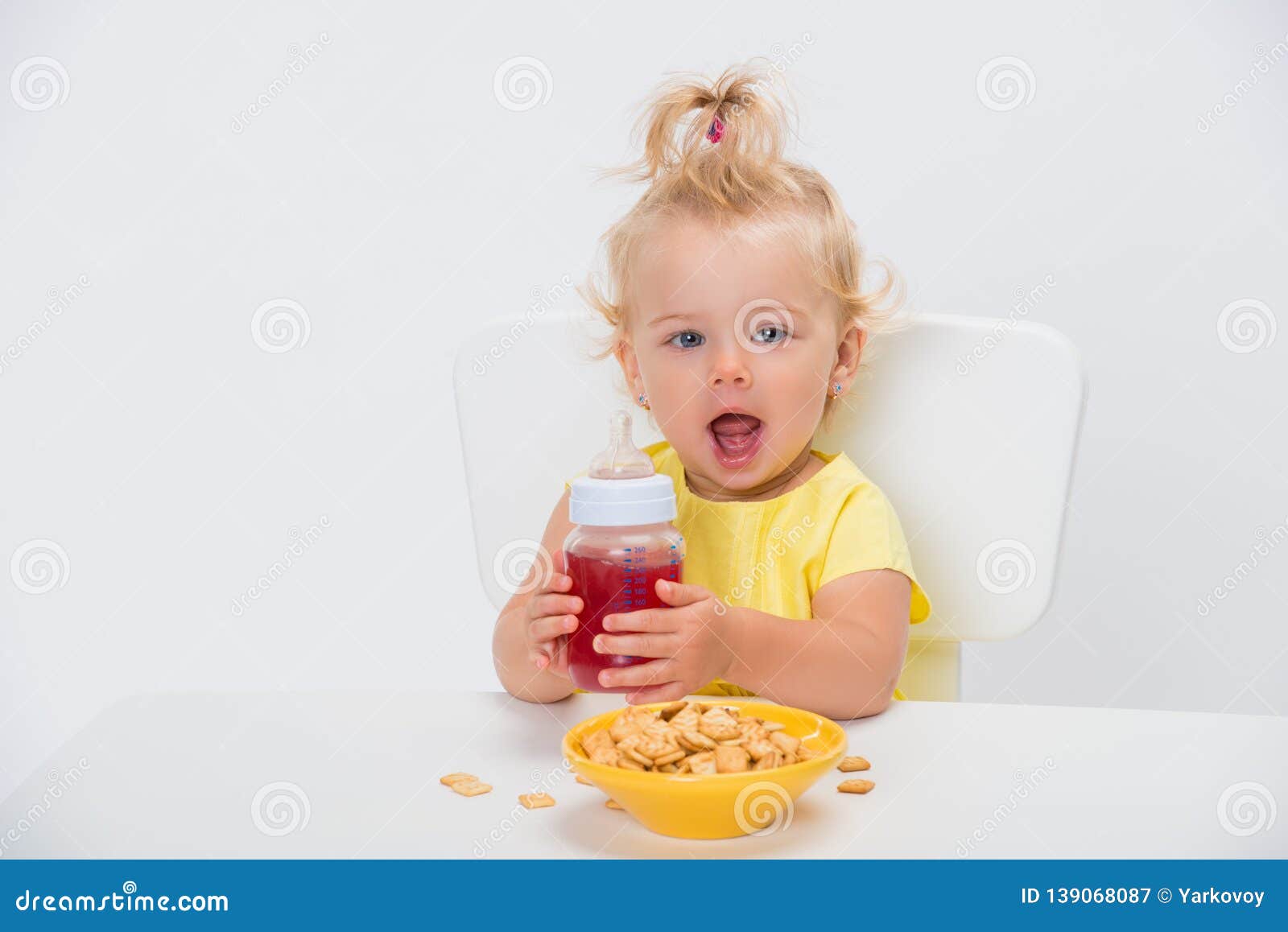 Flocons De 1 An De Cereale De Consommation De Petit Bebe Mignon Et Jus Ou Compote Potable D Une Bouteille A La Table D Isolement Image Stock Image Du Indoors Femelle Flocons De 1 An De Cereale De Consommation De Petit Bebe Mignon Et Jus Ou Compote Potable D Une Bouteille A La Table D Isolement Image Stock Image Du Indoors Femelle