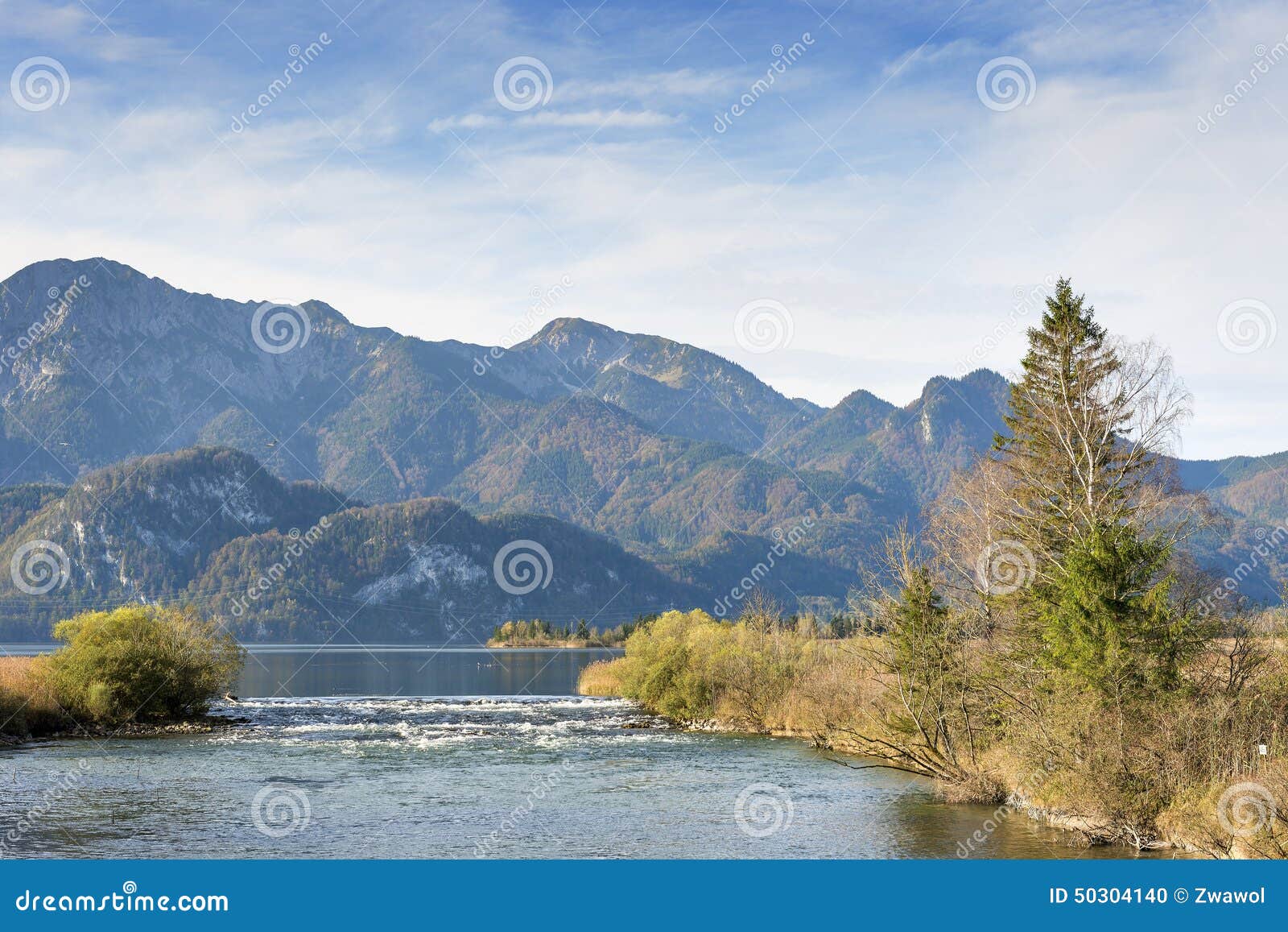 Flod Loisach med fjällängar i Bayern. Bild av floden Loisach med fjällängar i Bayern, Tyskland på en solig dag i höst