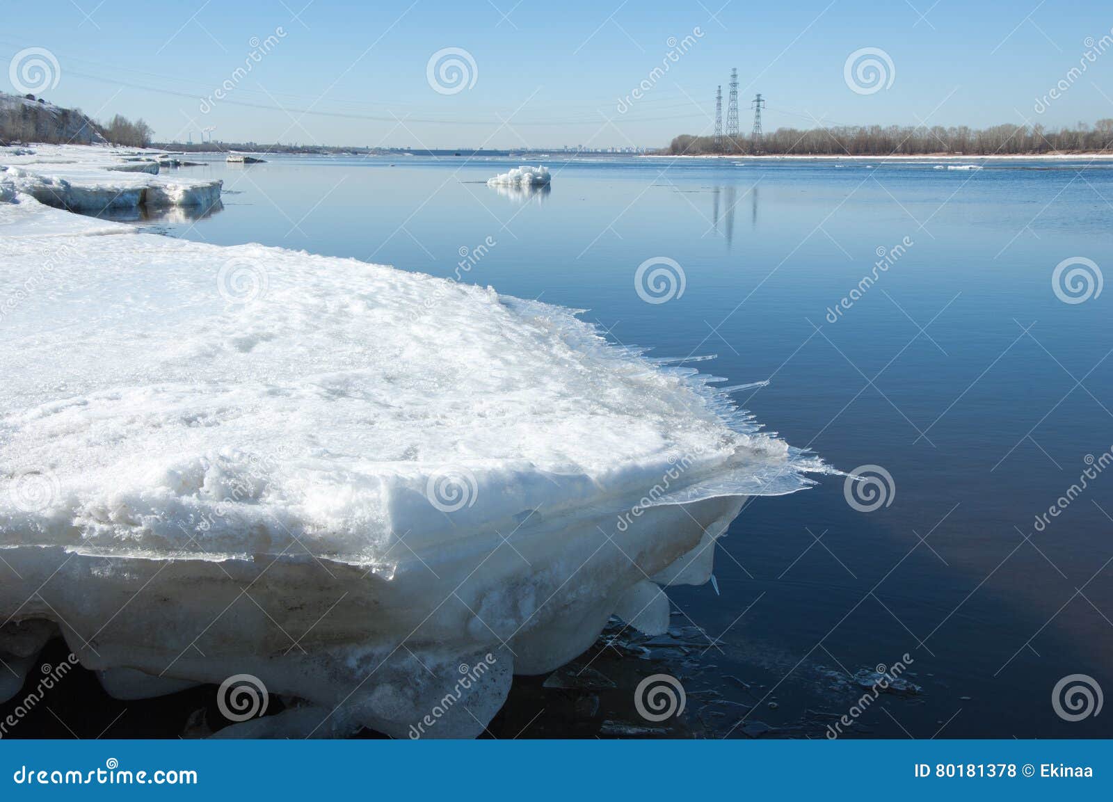 Звук треска льда. Лёд на реке Кама. Рыхлый весенний лед в Юрьевце. Вода Кама Татарстан.