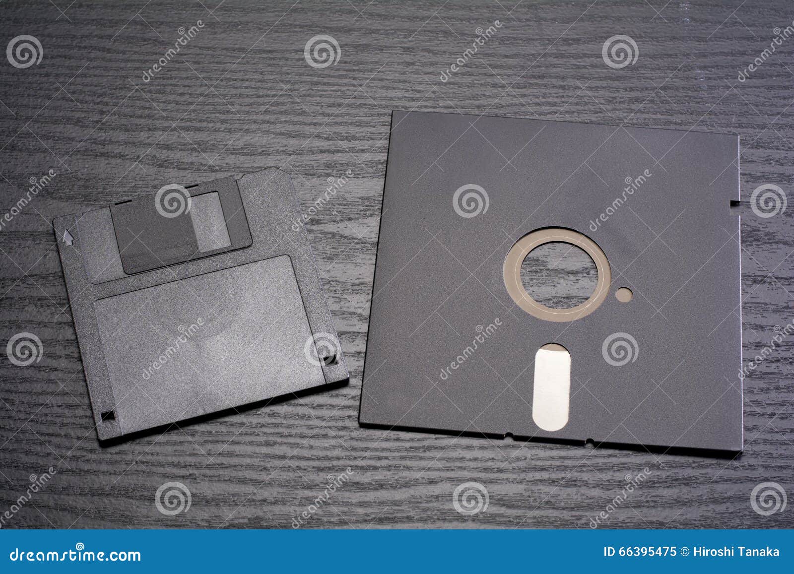 3 A 5 pollici e 5 Floppy disk a 25 pollici sullo scrittorio nero