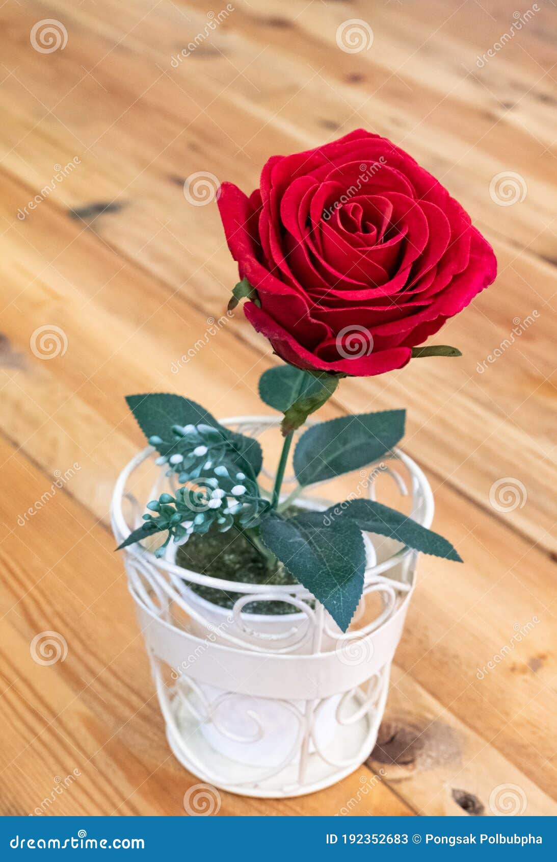 Flor Artificial Da Rosa Vermelha No Vaso Branco Imagem de Stock - Imagem de  objeto, verde: 192352683