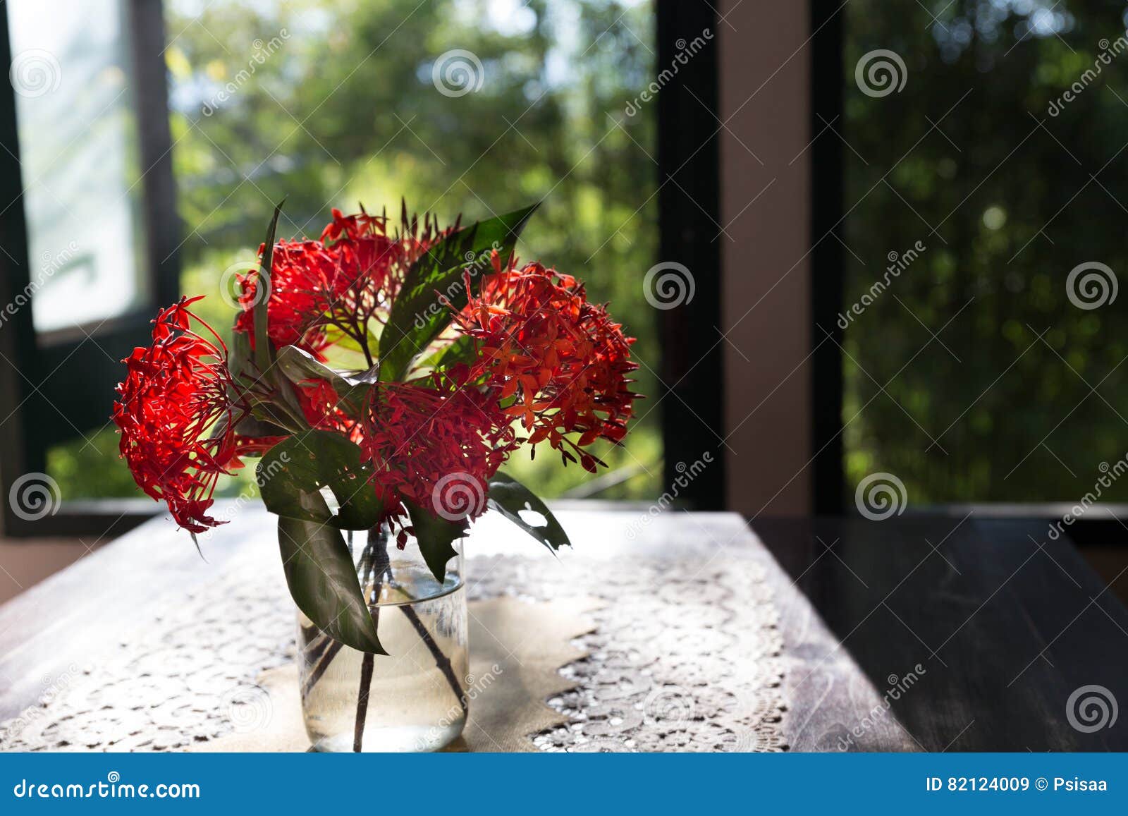 Flor Do Ixora No Vaso Na Tabela De Madeira Perto Da Janela Imagem de Stock  - Imagem de vaso, vermelho: 82124009