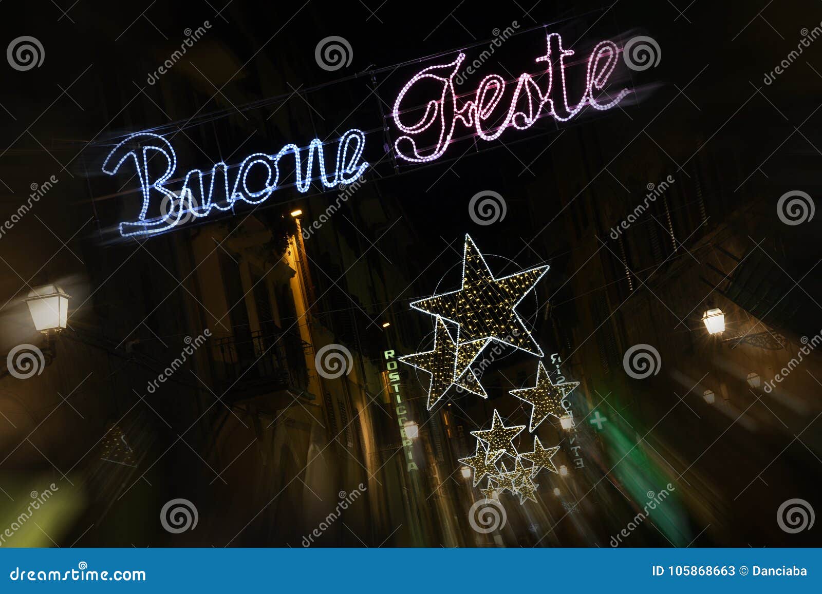 Florence 9 December 2017: De Lichtendecoratie van de Kerstmis Gelukkige Vakantie in het centrum van Florence, Italië