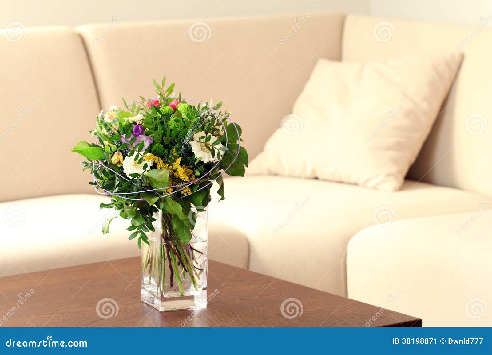 Florero Con Las Flores En Sala De Estar Imagen de archivo - Imagen de