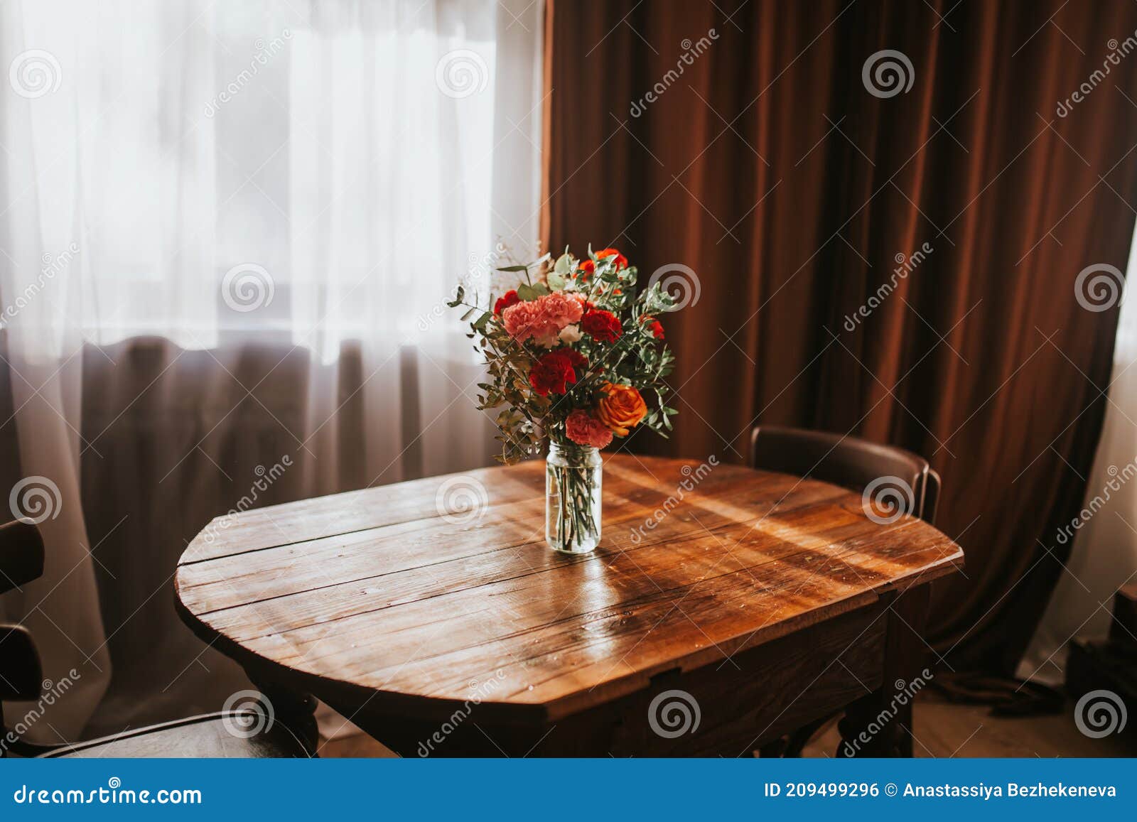 Regalo de san valentín para una mujer en mesa de madera