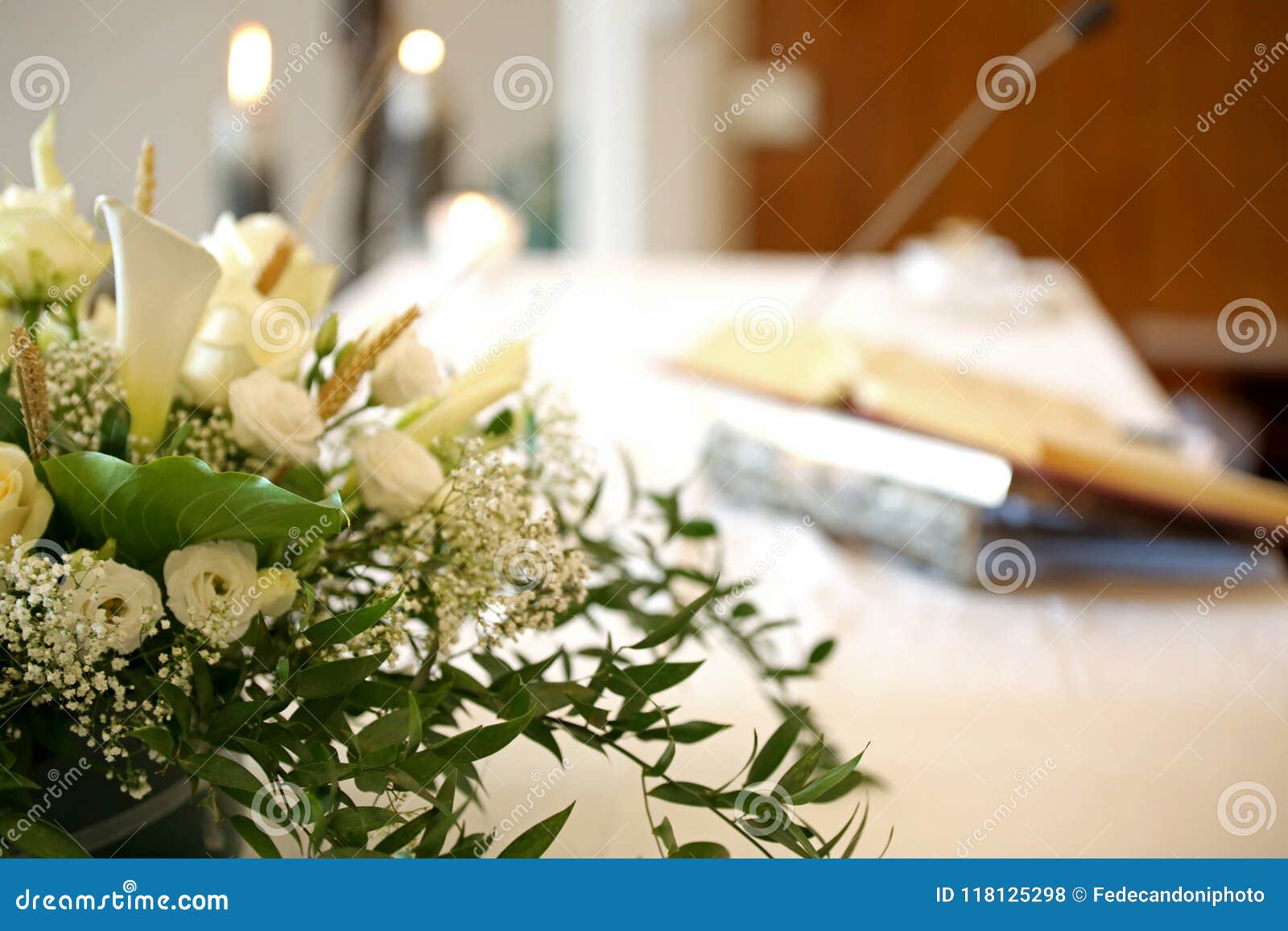Florero De Muchas Flores Sobre Un Altar En La Iglesia Foto de archivo - Imagen de flores, podadizo: 118125298 Florero De Muchas Flores Sobre Un Altar En La Iglesia Foto de archivo - Imagen de flores, podadizo: 118125298