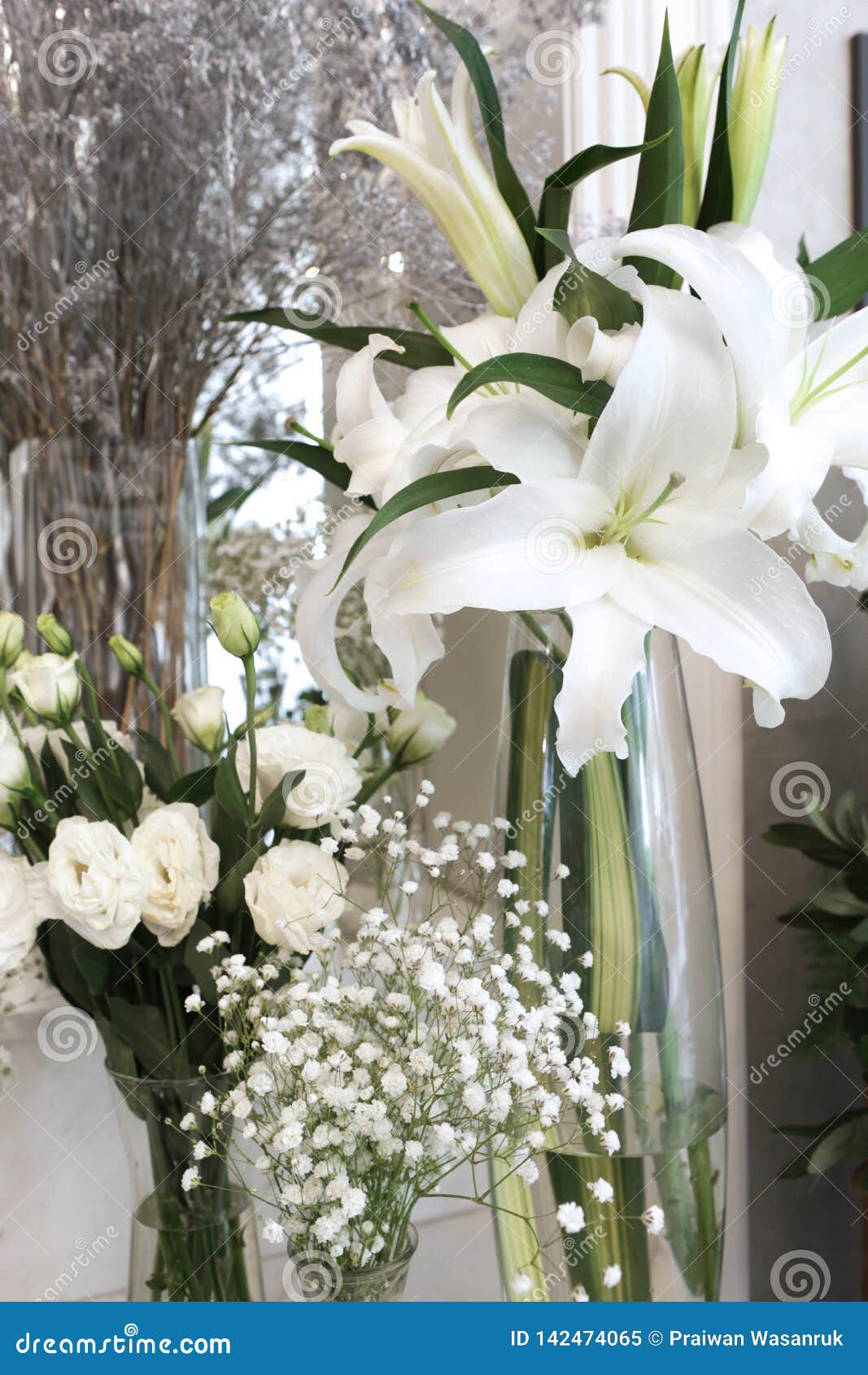 Floreros De Cristal De Las Flores Blancas De La Variedad Imagen de archivo  - Imagen de interior, sitio: 142474065