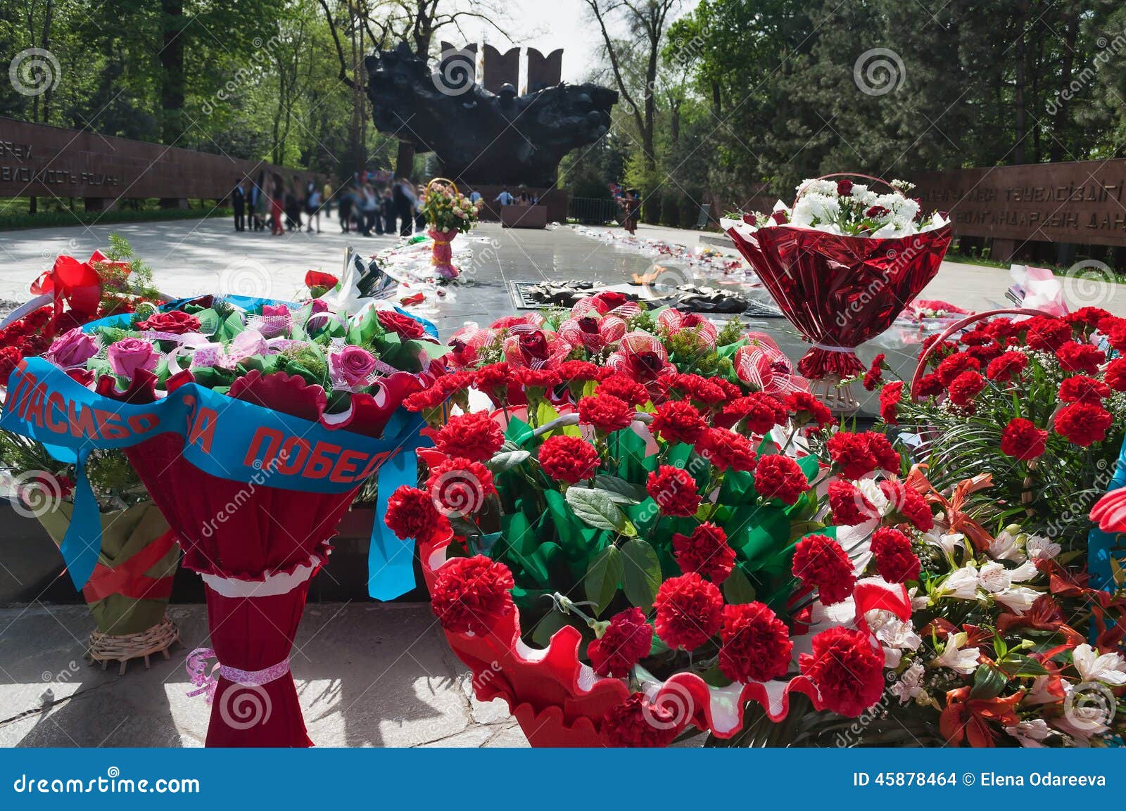 Flores ao fogo eterno no memorial no parque das guardas 28-Panfilovâ€™s Celebração do aniversário de Victory Day almaty kazakhstan