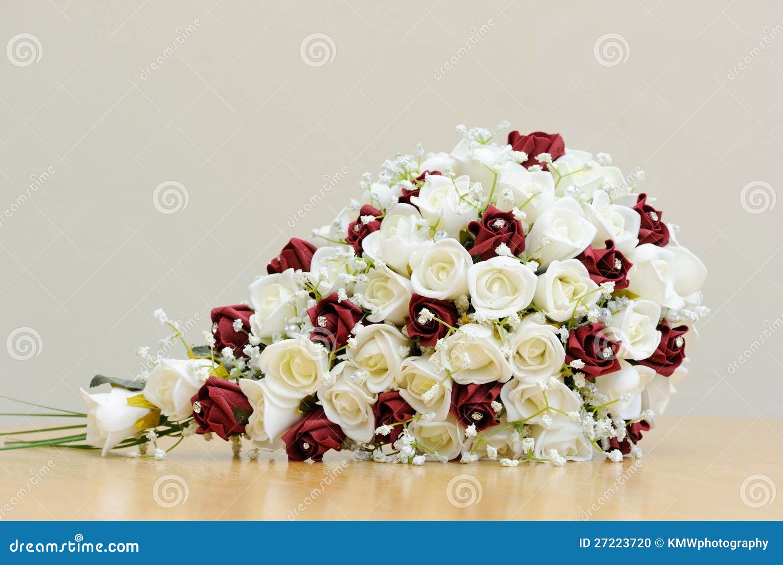 Flores Artificiais Das Noivas Foto de Stock - Imagem de casamento, amor:  27223720