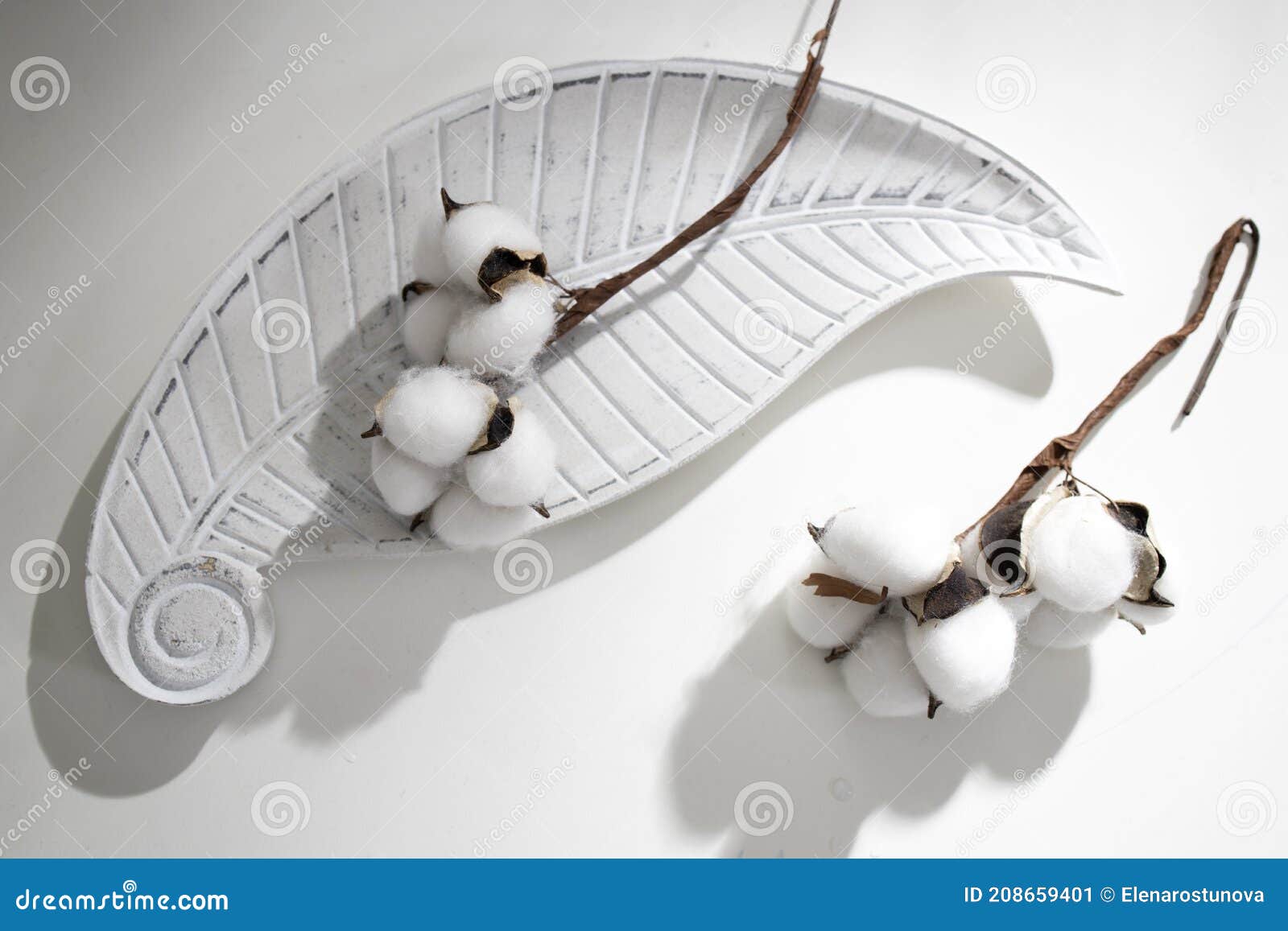 Flores Artificiais De Algodão Num Arame Sobre Um Vaso De Gesso Branco, Sob  a Forma De Uma Folha, Como Decoração Interior Imagem de Stock - Imagem de  naughty, planta: 208659401