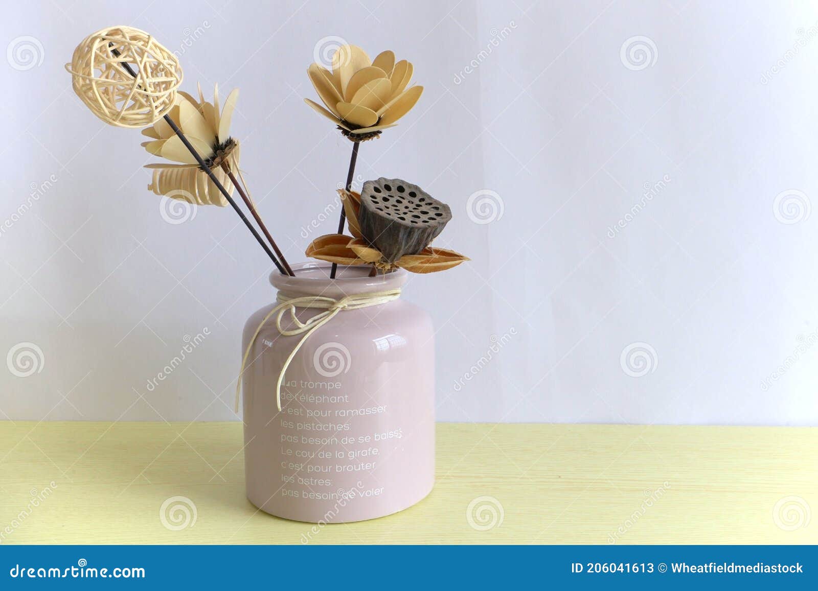 Flores Artificiales Amarillas Y Raíces De Loto En Jarrones De Cerámica.  Decoración Interior Imagen de archivo - Imagen de cubo, artificial:  206041613