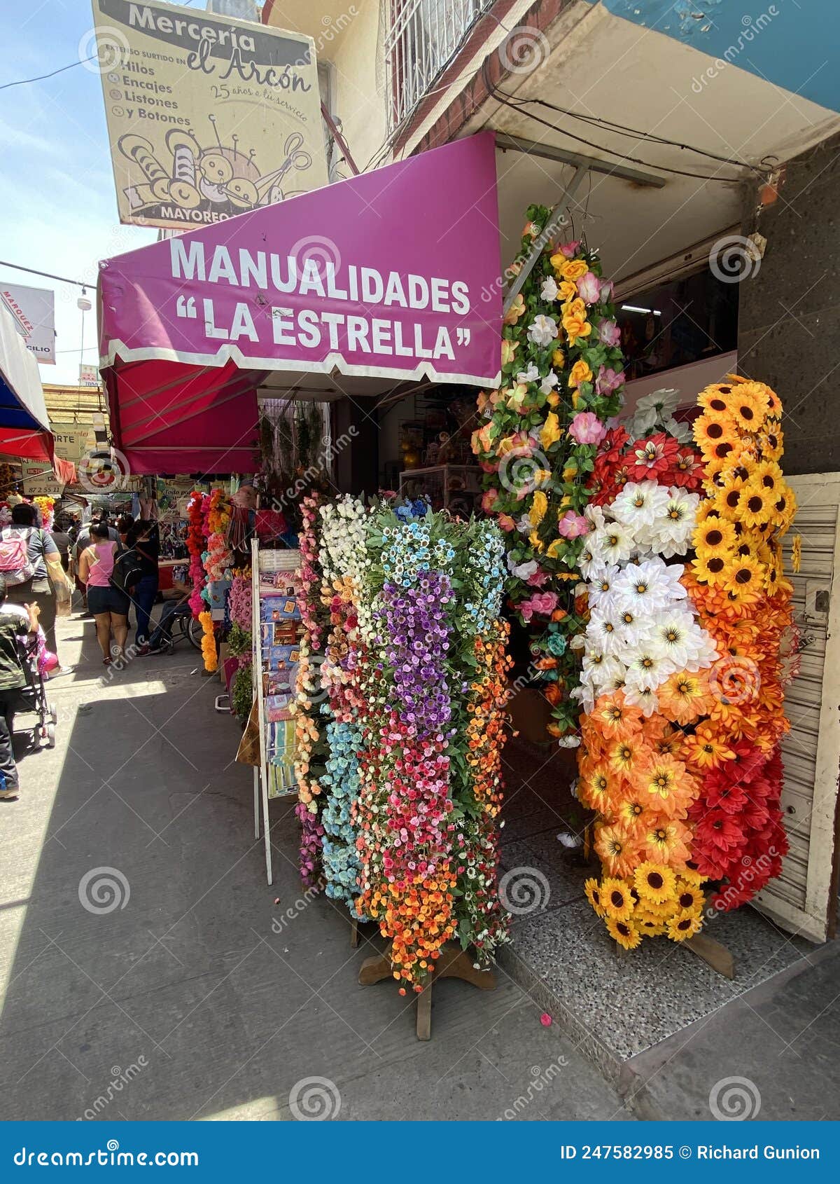 Flores Artificiales a La Venta En Rioverde En El Centro De México Imagen editorial - Imagen de colorido, departamento: 247582985 Flores Artificiales a La Venta En Rioverde En El Centro De México Imagen editorial - Imagen de colorido, departamento: 247582985