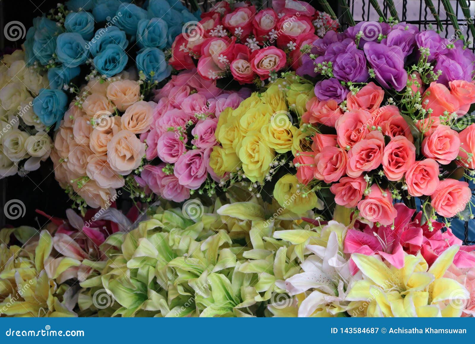 Flores Artificiales, Ramo De Rosas Producidas De Tela Imagen de archivo -  Imagen de detalle, flores: 143584687