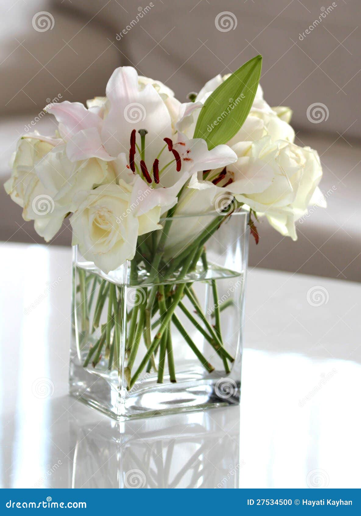 Flores Blancas En Un Florero Foto de archivo - Imagen de plantas, flora:  27534500