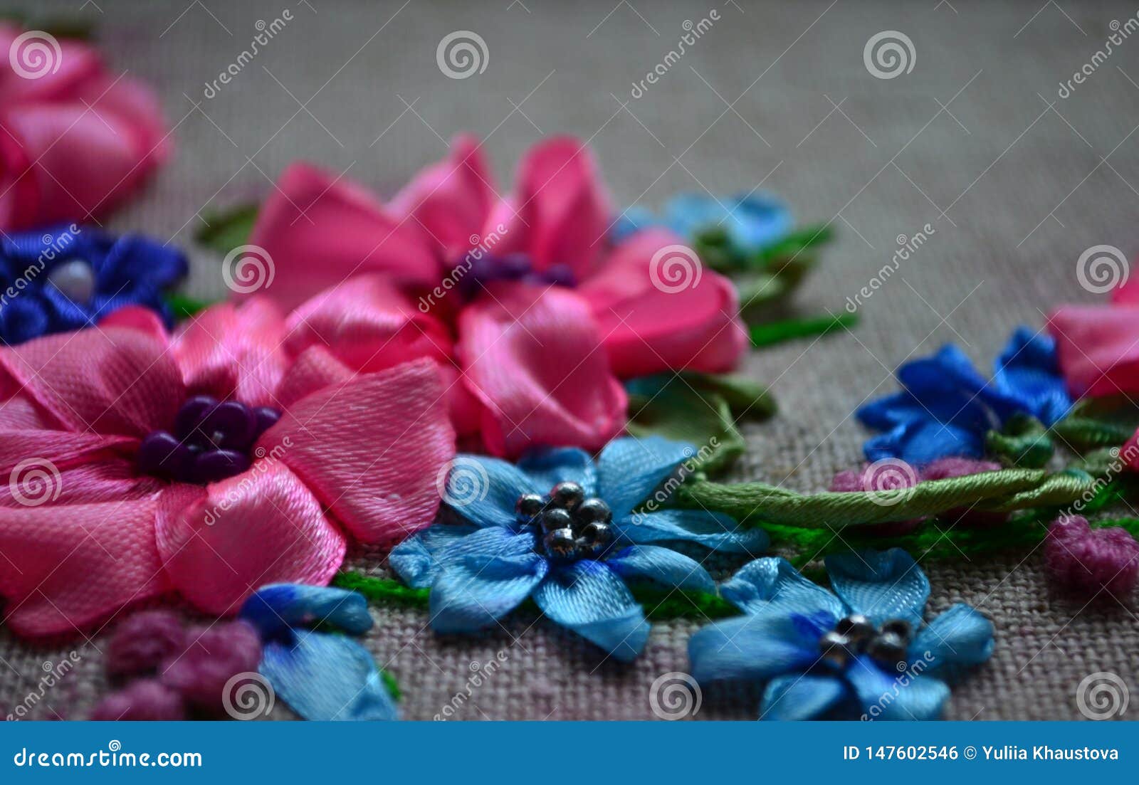 Flores Bordadas Con Las Cintas De Sat?n Del Color En La Tela Foto de archivo - Imagen de espectro, verde: 147602546 Flores Bordadas Con Las Cintas De Sat?n Del Color En La Tela Foto de archivo - Imagen de espectro, verde: 147602546