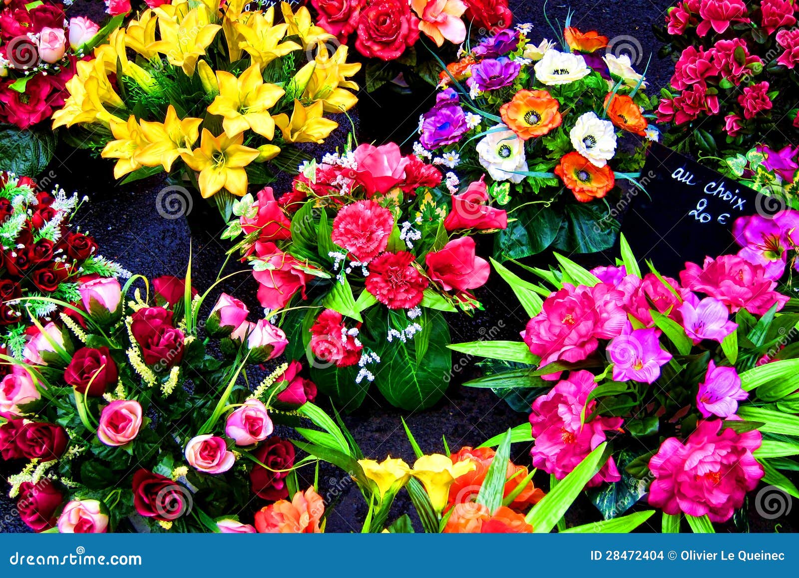 Flores Brillantes Con Color Hermoso En Un Mercado Foto de archivo - Imagen  de departamento, fresco: 28472404