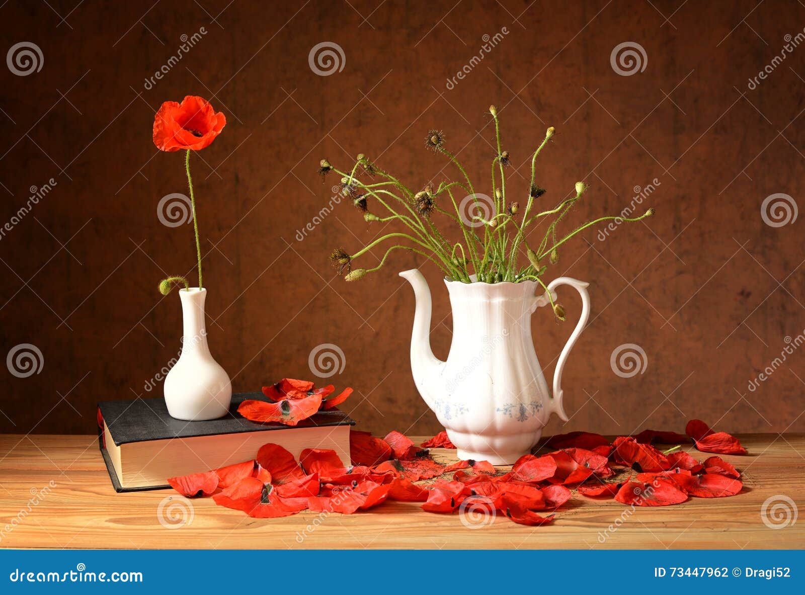 Flores Caídas Con Las Amapolas Rojas, Los Libros Y Un Florero Foto de archivo - Imagen de flores, flor: 73447962 Flores Caídas Con Las Amapolas Rojas, Los Libros Y Un Florero Foto de archivo - Imagen de flores, flor: 73447962