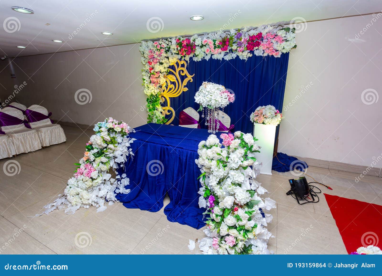 Flores Coloridas Artificiais De Papel Com O Estádio De Casamento Baseado Em  Azul-marinho Foto de Stock - Imagem de projeto, baseado: 193159864