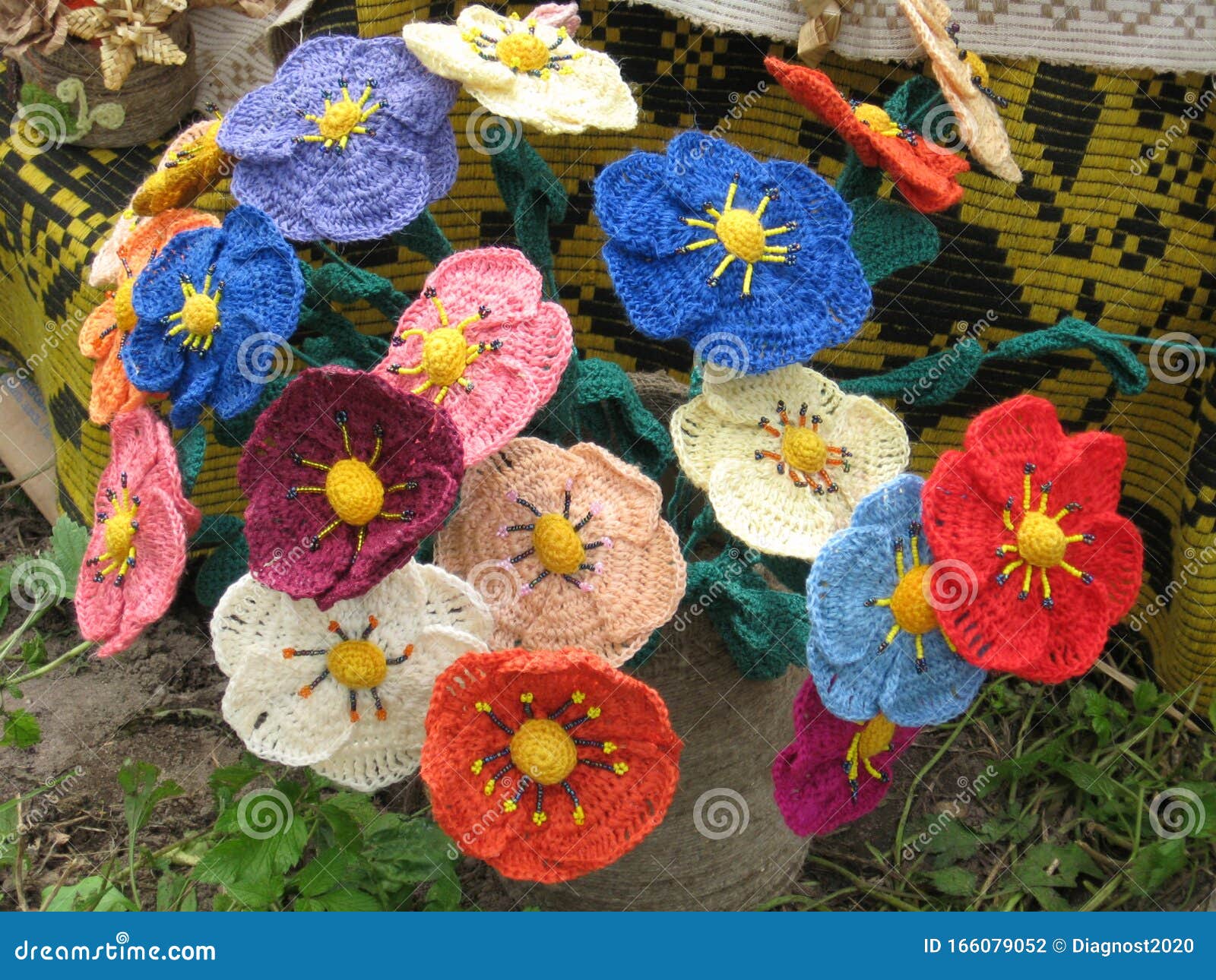 Flores Coloridas De Hilados Flores De Punto En Un Jarrón Flores De Crochet  Coloridas Concepto De Decoración Sencilla a Mano Cerra Foto de archivo -  Imagen de handmade, hermoso: 166079052