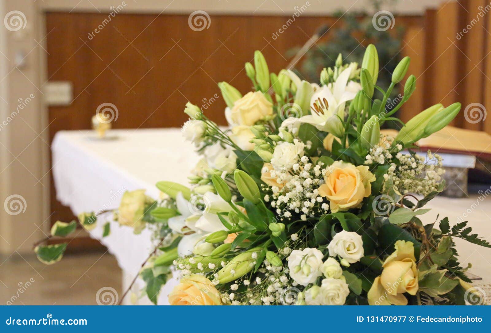 Flores Con Las Rosas Y Los Narcisos Encima Del Altar De La Iglesia Durante  La Ceremonia Religiosa Imagen de archivo - Imagen de edificio, durante:  131470977