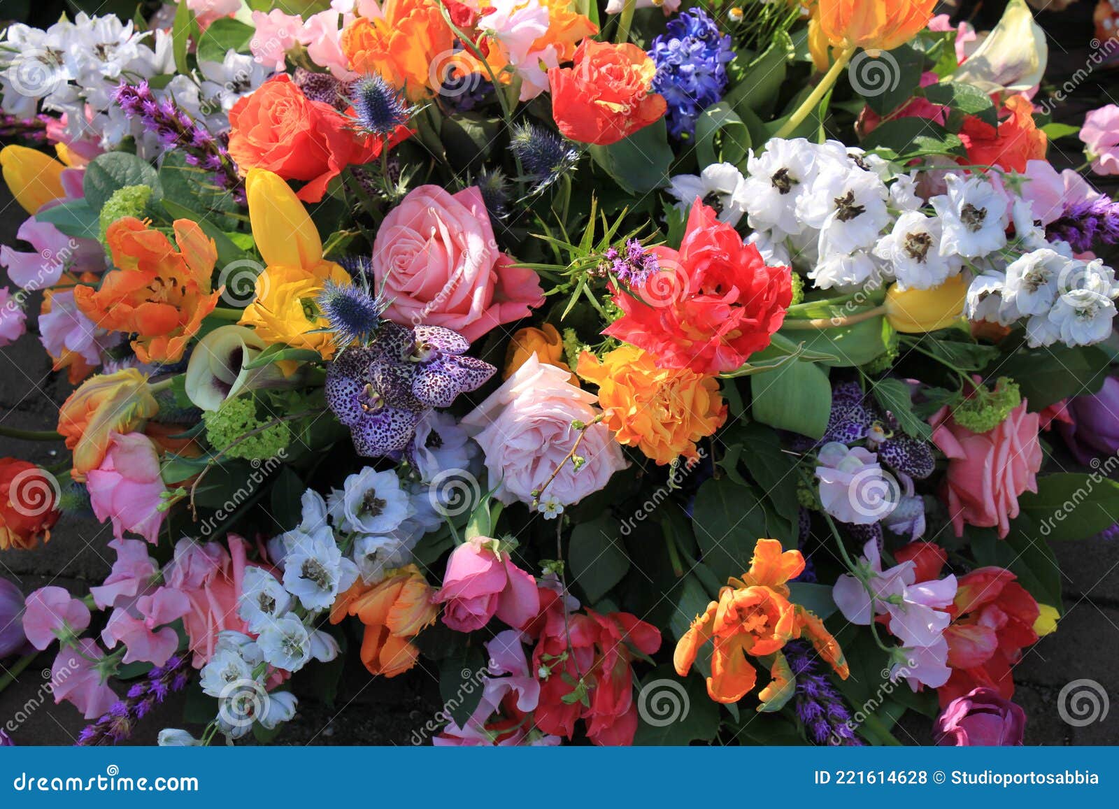 Flores de boda coloridas foto de archivo. Imagen de rosa - 221614628
