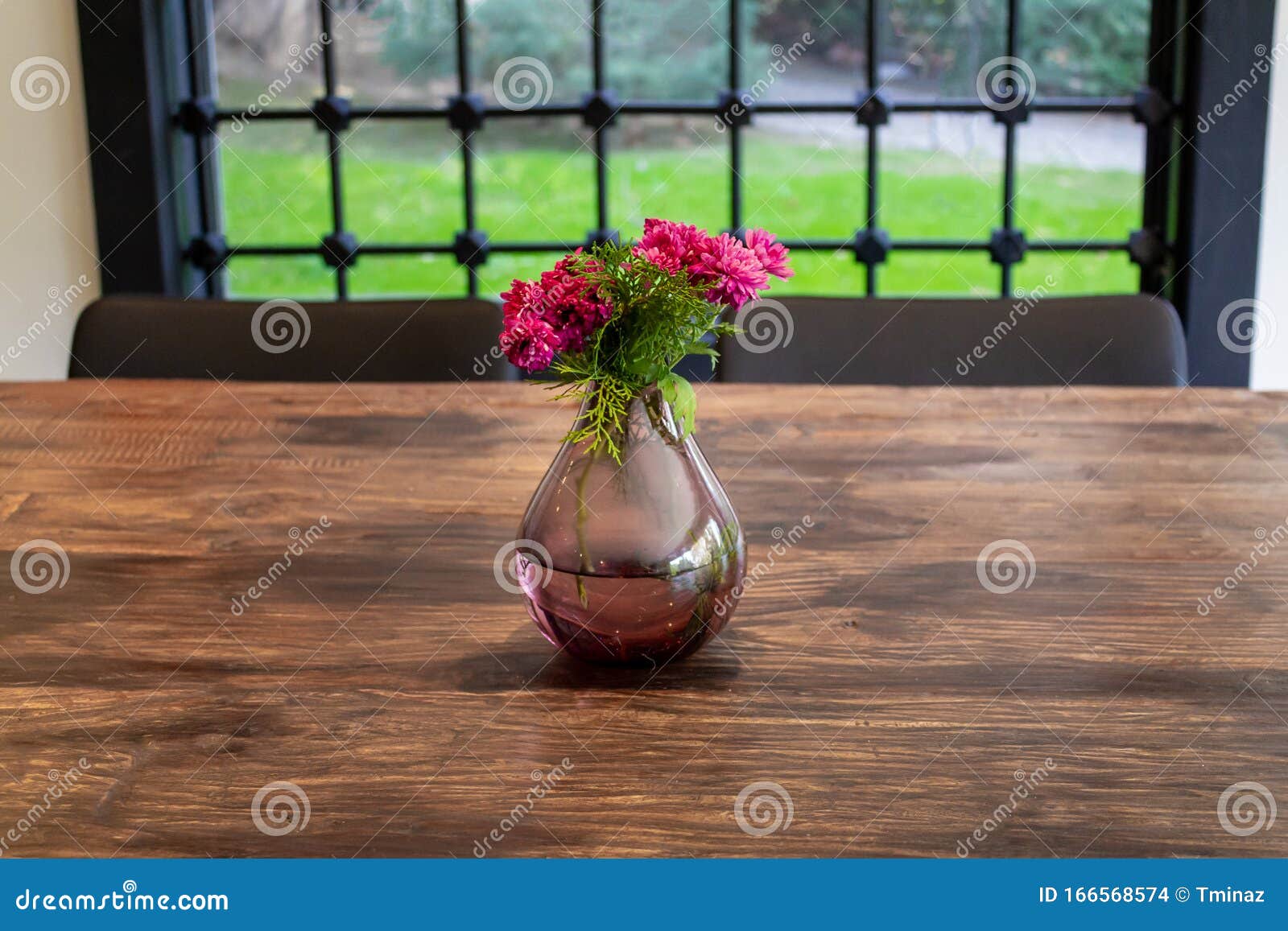 Flores De Grano Y Ramo Sobre Mesa De Madera Marrón Diseño De La Decoración En El Hogar Ventanilla De Cristal De Hogar Con Cortina Foto de archivo - Imagen de cristal, estructura: Flores De Grano Y Ramo Sobre Mesa De Madera Marrón Diseño De La Decoración En El Hogar Ventanilla De Cristal De Hogar Con Cortina Foto de archivo - Imagen de cristal, estructura: