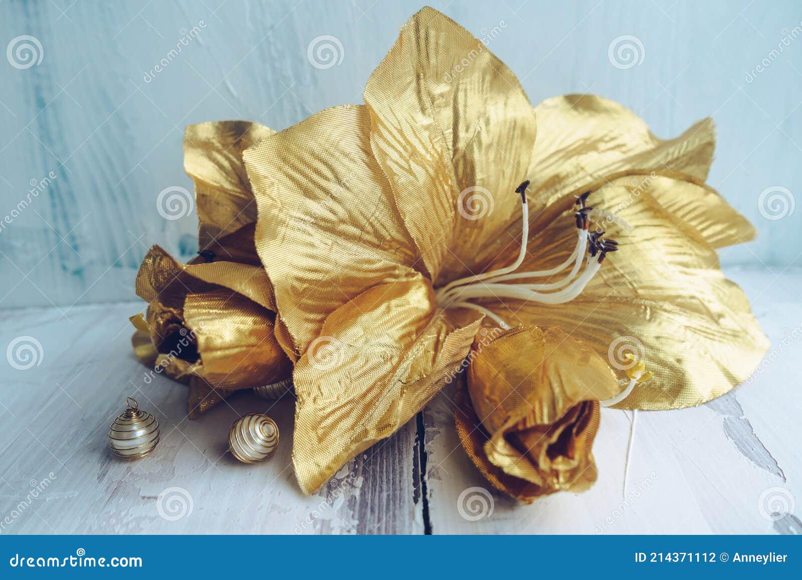 Flores De Lírio Dourado Artificiais Em Madeira Bg Foto de Stock - Imagem de  casamento, fundo: 214371112