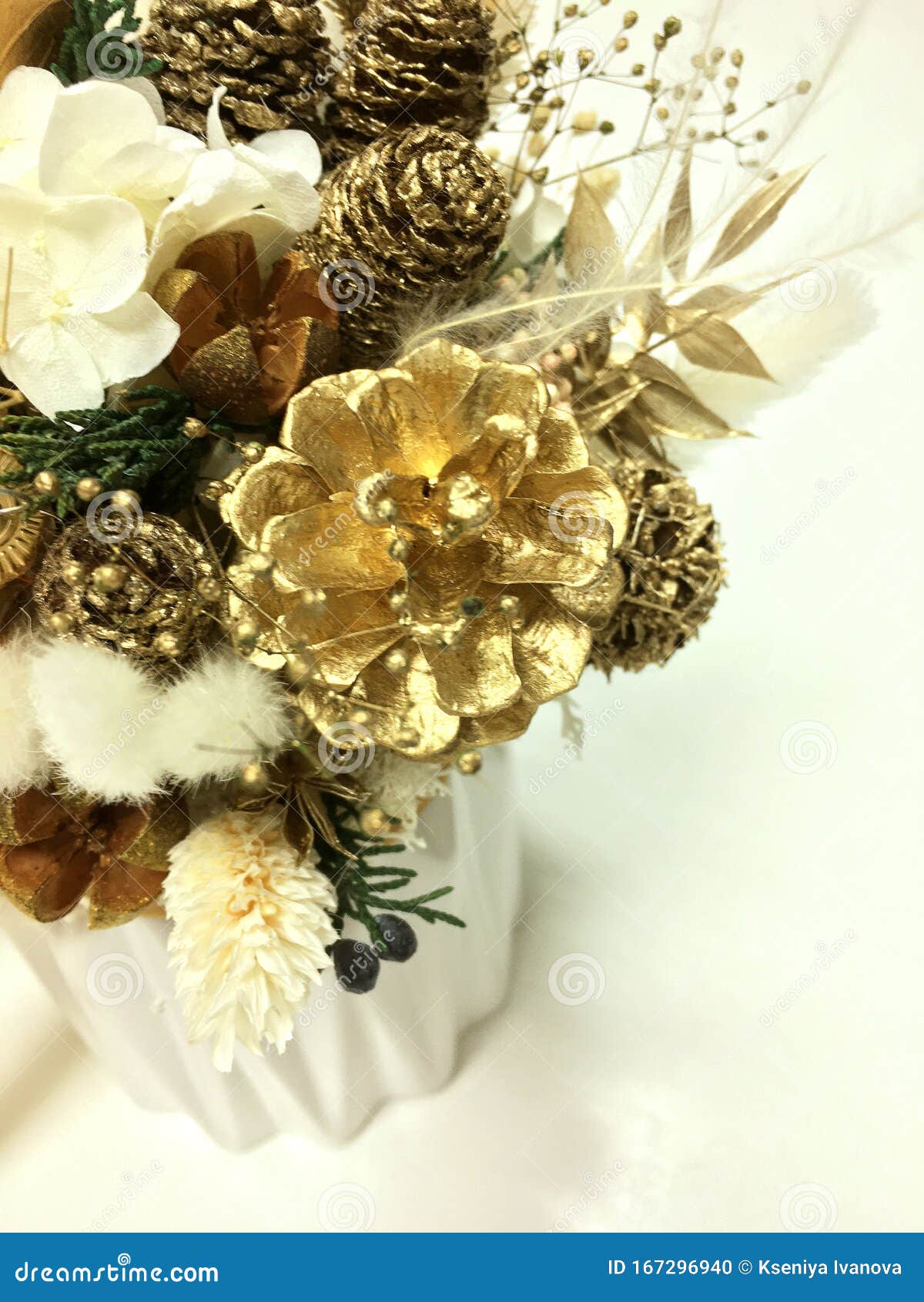 Flores De Natal Compostas De Ouro E Cor Branca Hidrangia Preservada Branca  Cones De Pinheiro Dourado Ramos De Abeto Natural Foto de Stock - Imagem de  branco, justo: 167296940