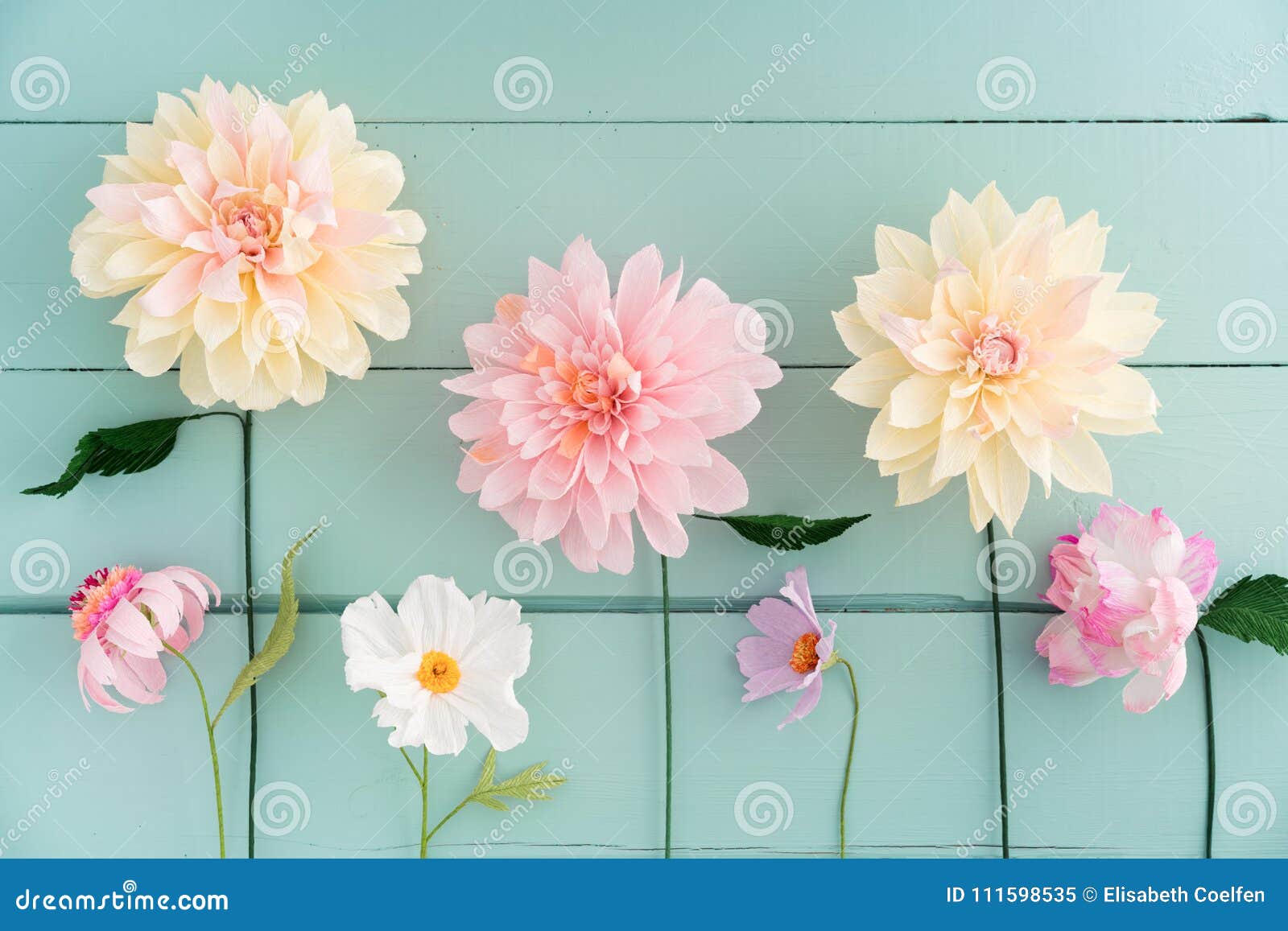 Flores de papel crepom imagem de stock. Imagem de mola - 111598535
