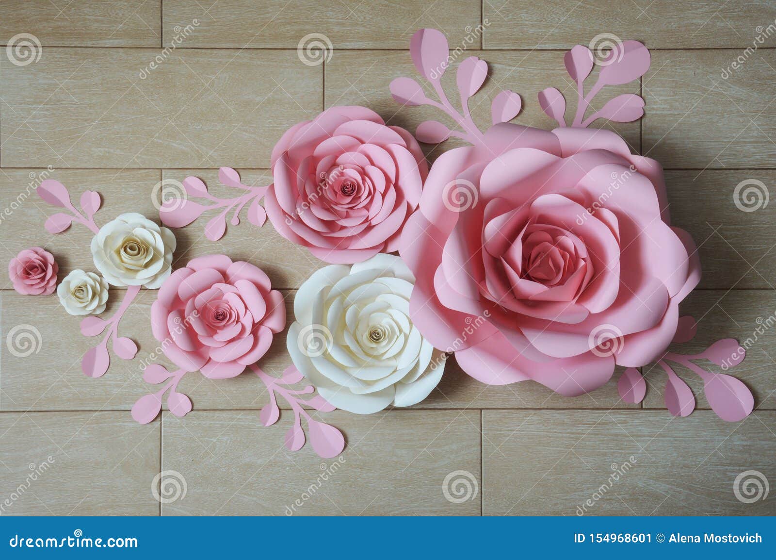 Flor de papel / Paper flower  Flores de papel hechas a mano, Decoración de  flores de papel, Decoración de pared de flores