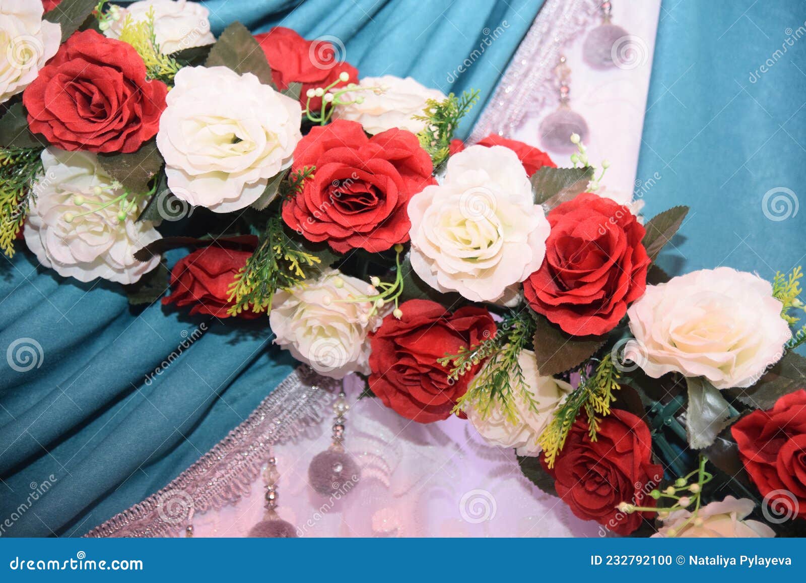 Flores De Rosas Artificiais Brancas E Vermelhas, Verde Cortina Decorativa  Ultramarina Decoração Design Casamento Foto de Stock - Imagem de flora,  projeto: 232792100