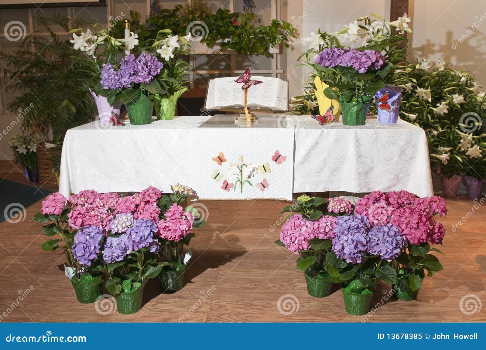 Flores Decorativas No Altar Imagem de Stock - Imagem de religioso,  decorativo: 13678385