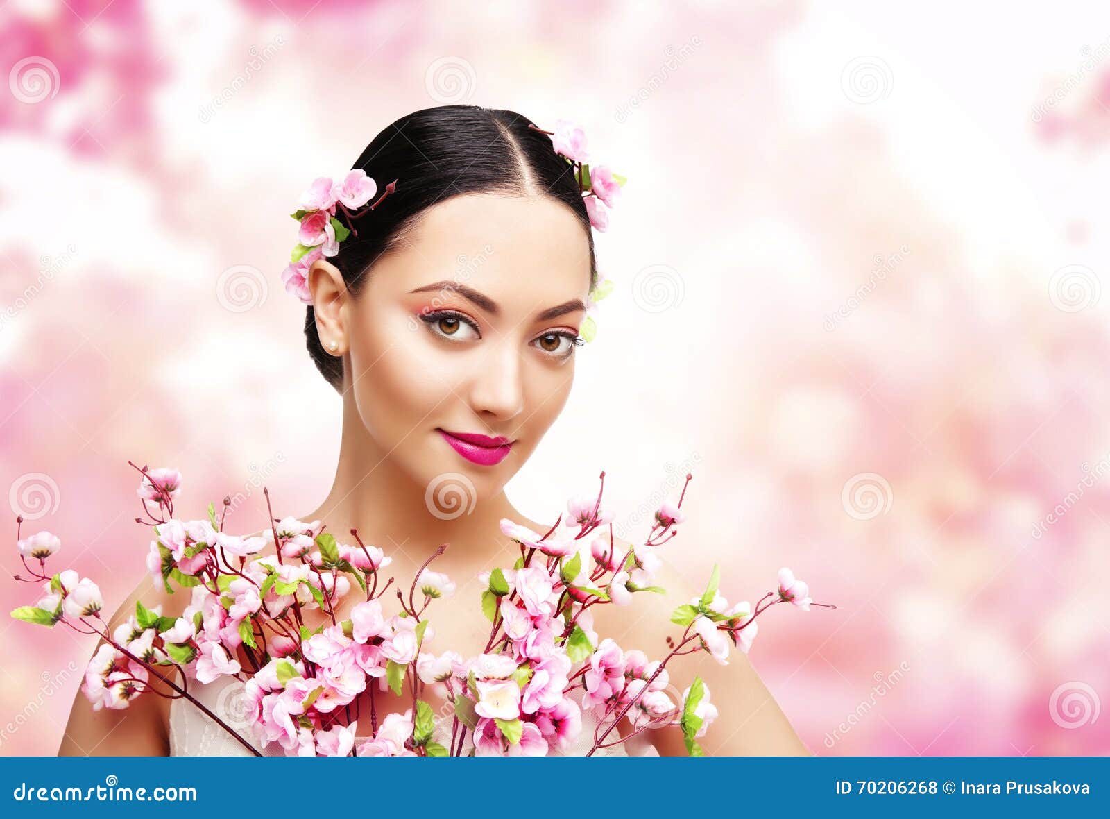 feliz dia das bruxas. retrato modelo de mulher bonita asiática