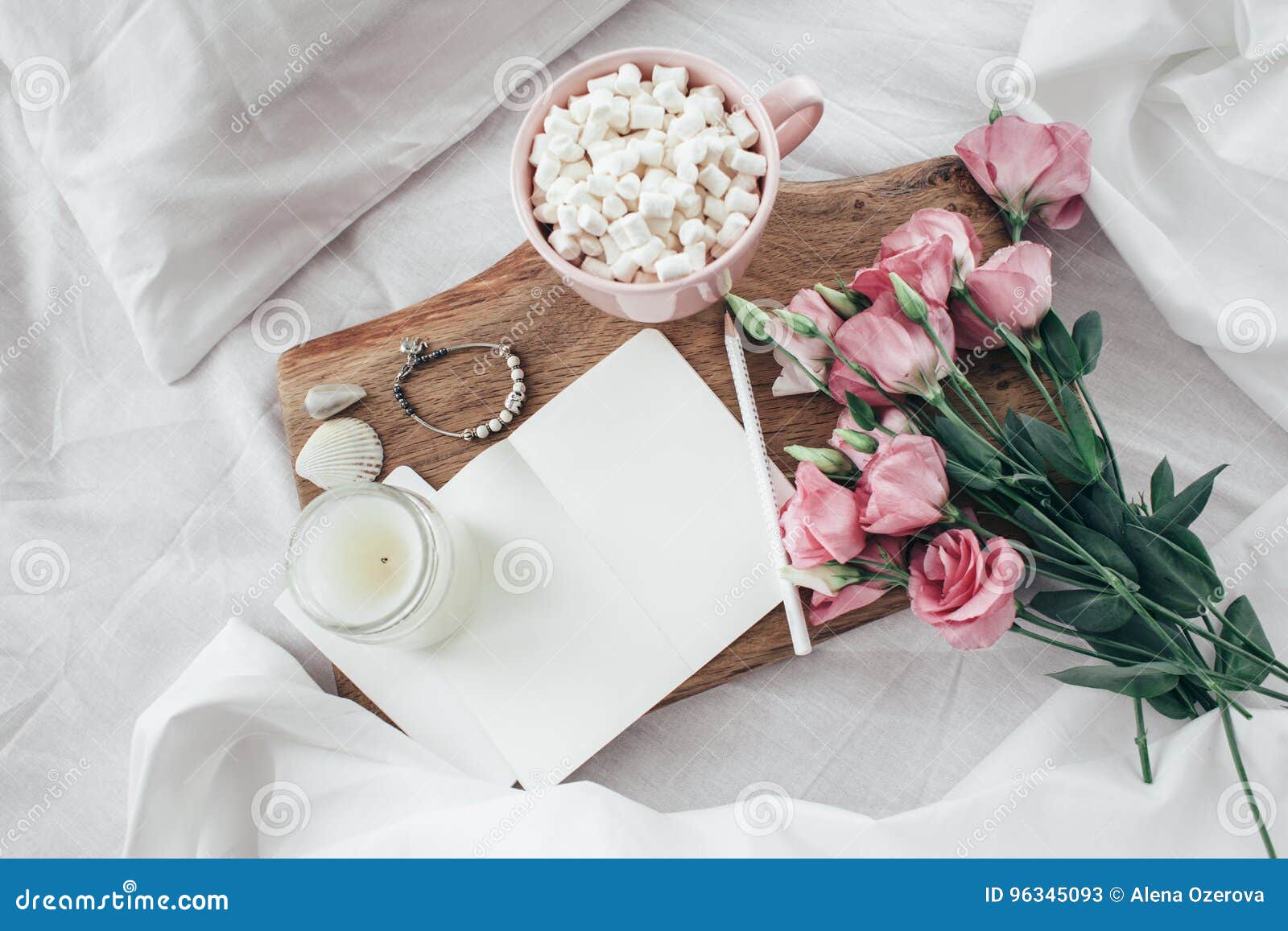 Flores En La Cama, Concepto De La Buena Mañana Imagen de archivo - Imagen de paginaciones, dormitorio: 96345093 Flores En La Cama, Concepto De La Buena Mañana Imagen de archivo - Imagen de paginaciones, dormitorio: 96345093