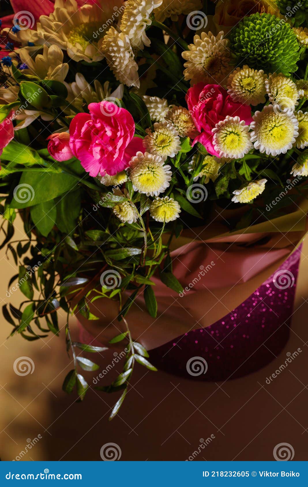 Flores En Un Ramo En Un Café Por La Noche Imagen de archivo - Imagen de primer, vacaciones: 218232605 Flores En Un Ramo En Un Café Por La Noche Imagen de archivo - Imagen de primer, vacaciones: 218232605