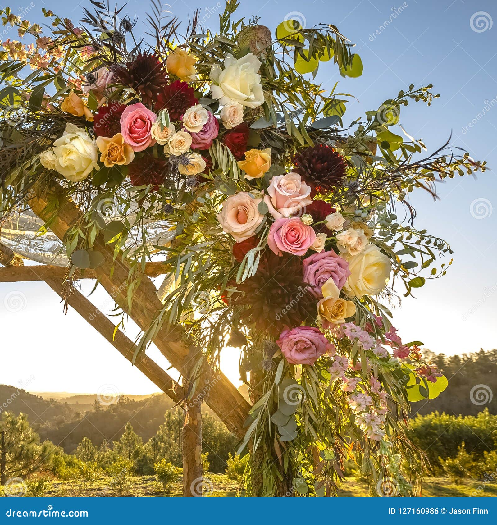 Flores Espectaculares En Una Puesta Del Sol De Madera De Huppah Foto de  archivo - Imagen de matrimonio, rabino: 127160986