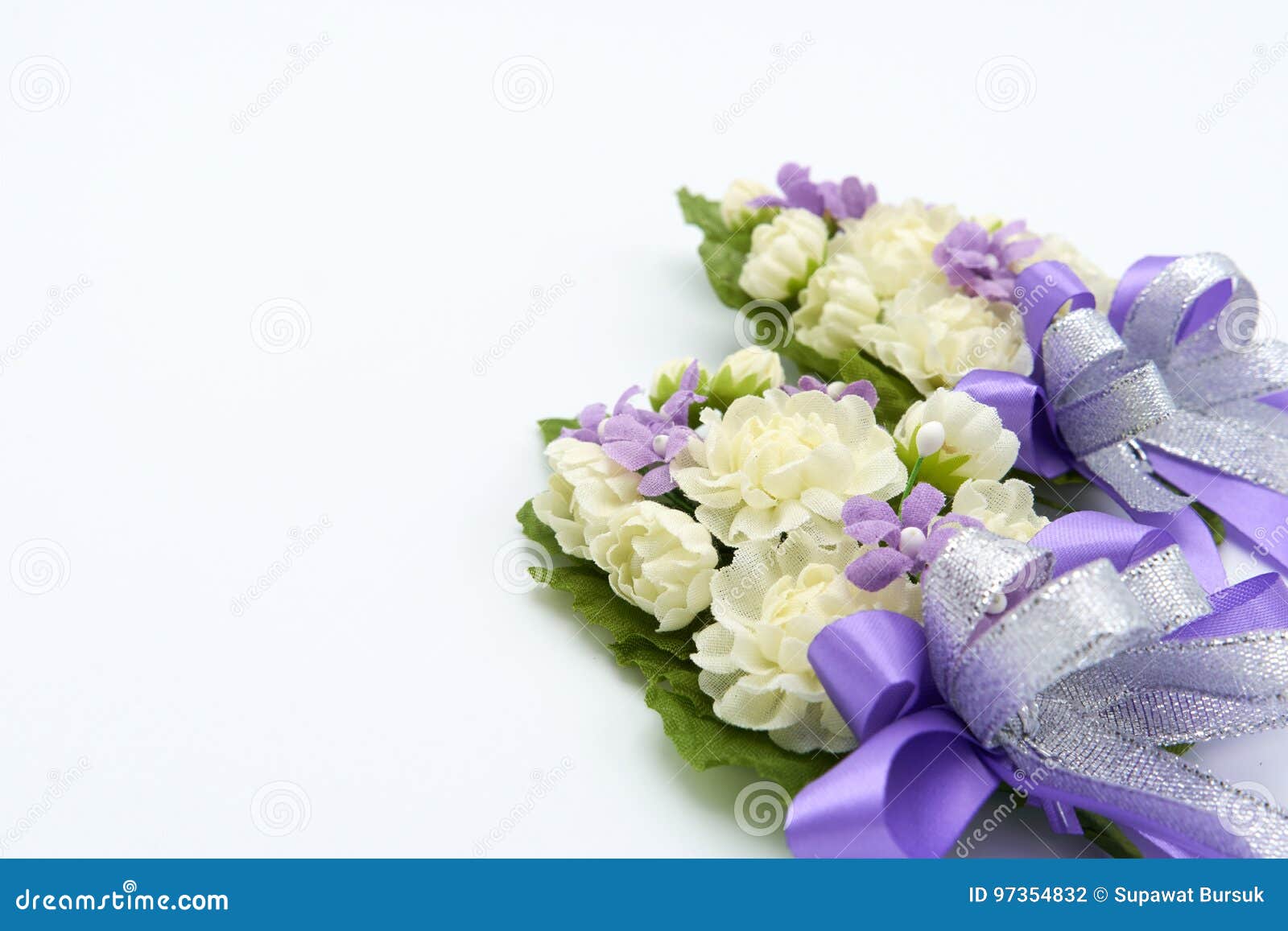 Flores Feitos a Mão Do Jasmim Feitas De Feito a Mão O Significado é Uma  Representação Do Amor Da Criança, Mas a Mãe Ou O Th Da Pe Foto de Stock -