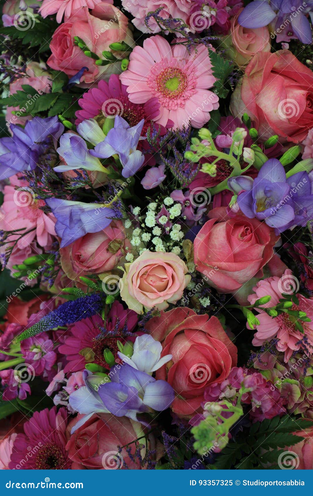 Flores Rosadas Y Púrpuras Coloridas De La Boda Imagen de archivo - Imagen  de flor, ramo: 93357325