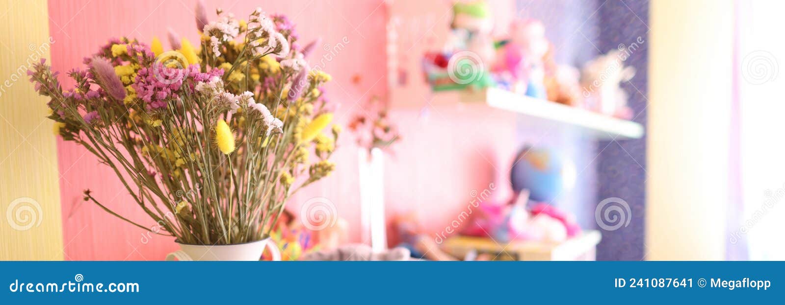 Flores Secas Para La Decoración Están En Jarrón En El Armario De La  Habitación Para Los Niños Imagen de archivo - Imagen de secado, rosa:  241087641