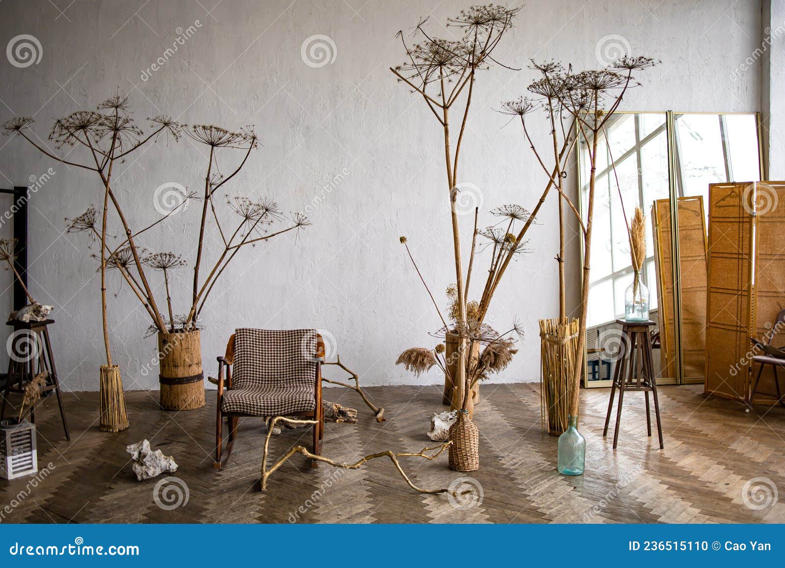 Cestas de mimbre con pasto de la pampa y flores secas interior